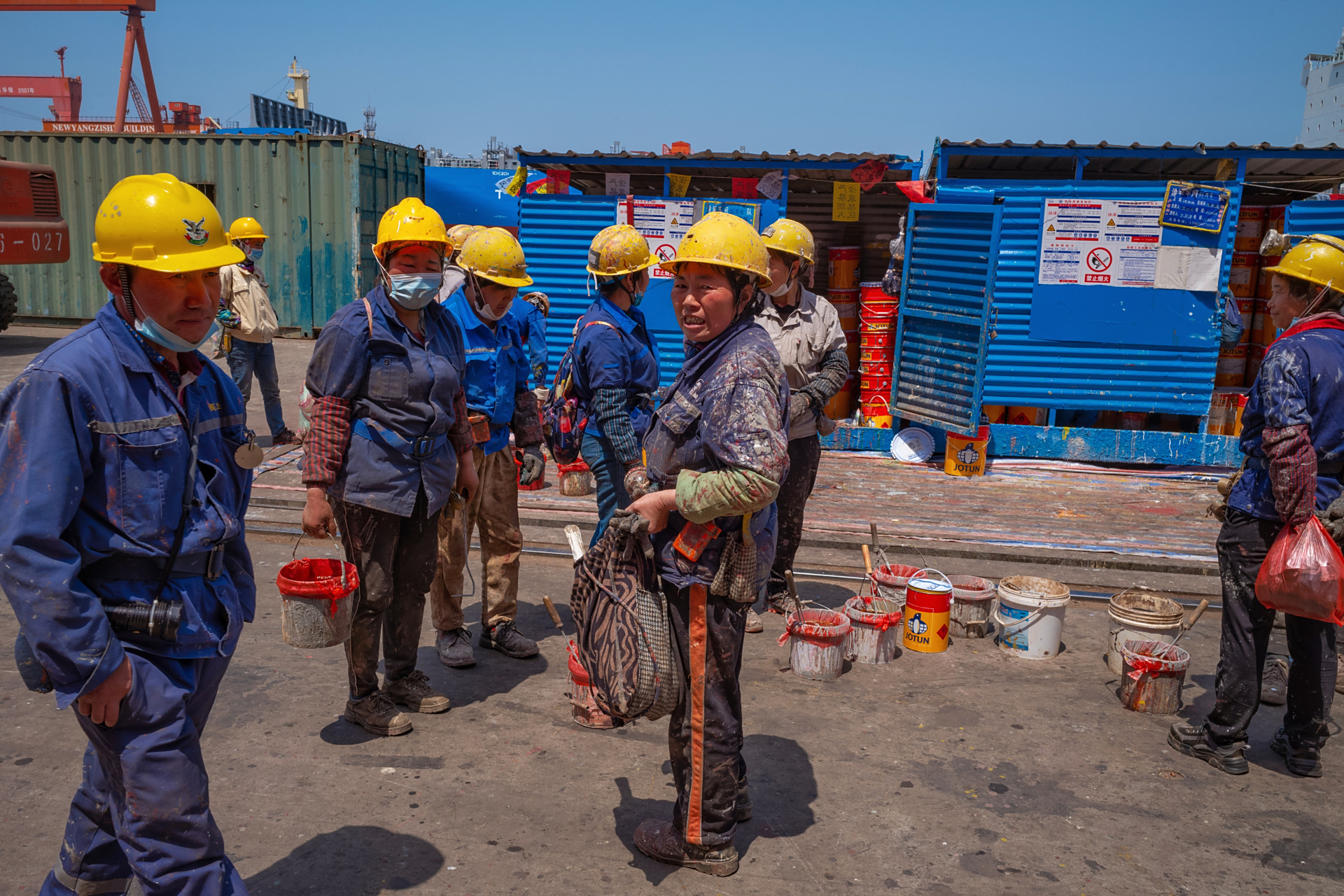 系列组照: 春风吹到扬子江 67船厂工人真好强 67        (5)