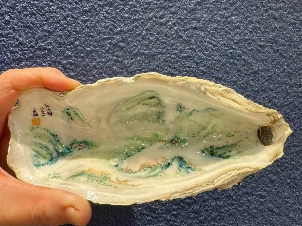 今日闲逛花鸟市场,发现一家工艺品店,用生蚝壳描绘出的山水画,精致