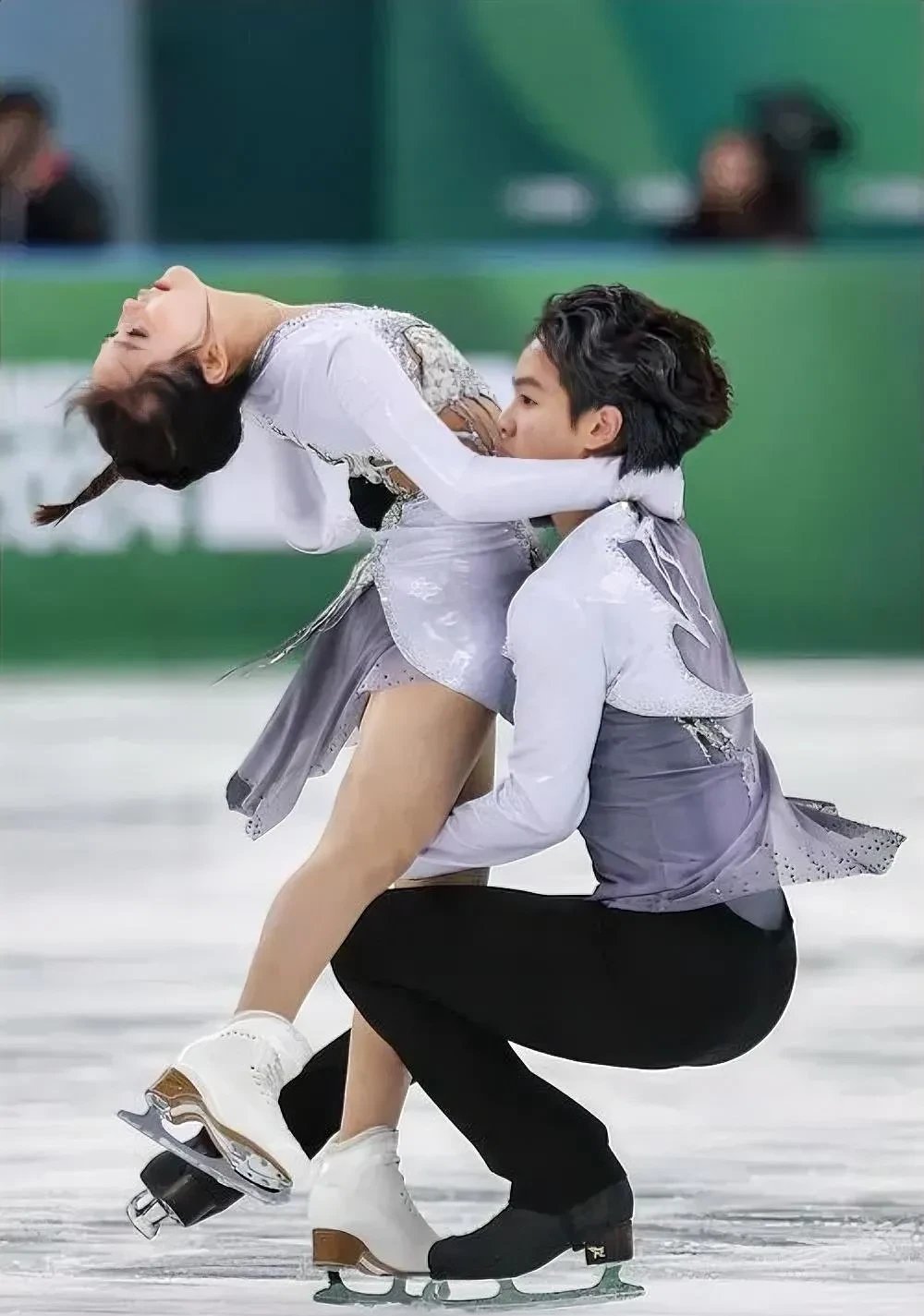 员冰火两重天正确姿势图片标准男生和女生轮滑男抬女腿动作双人花滑