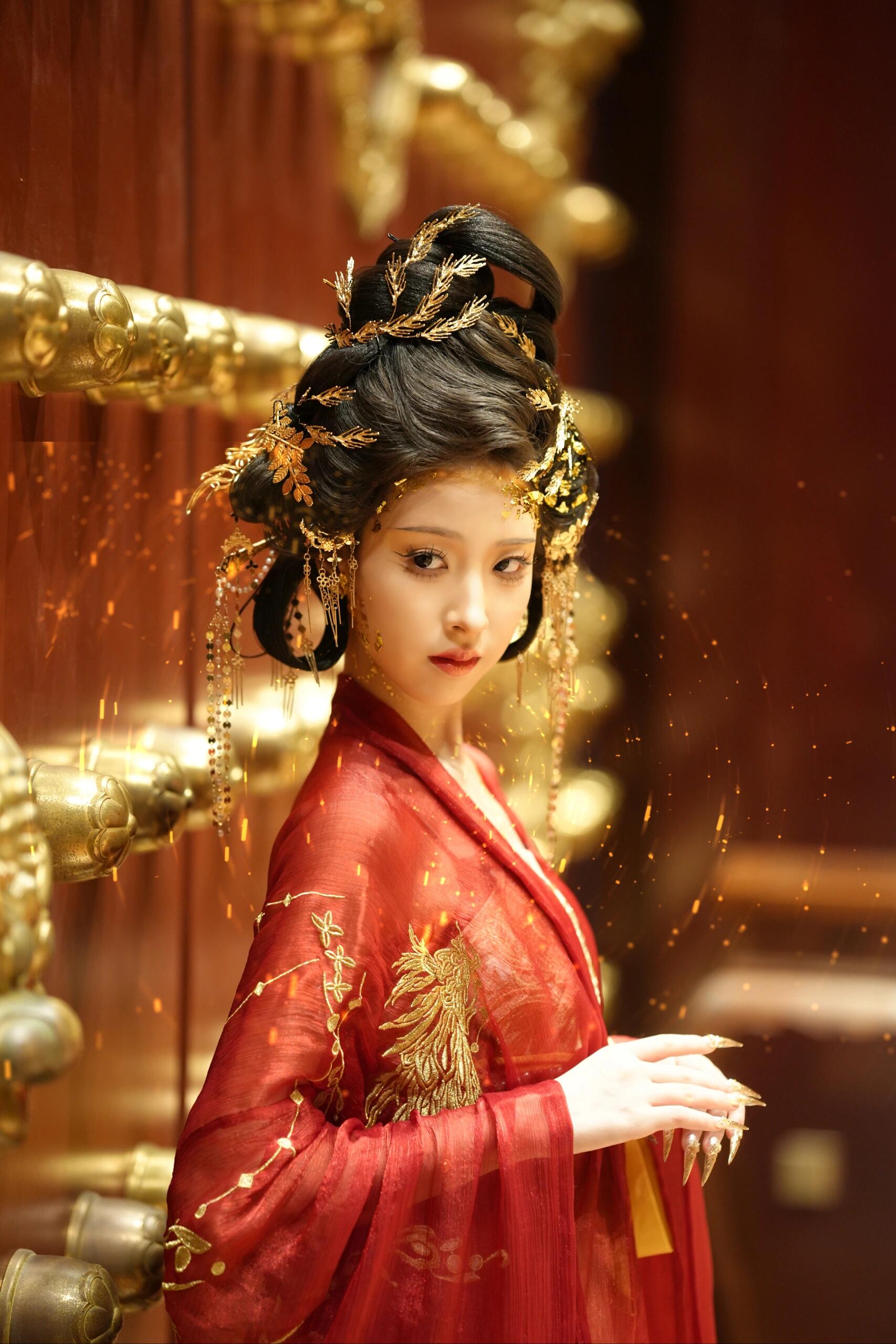 哇,这小姐姐的古风装扮也太美了吧,金色的点缀真是点睛之笔,美得让人