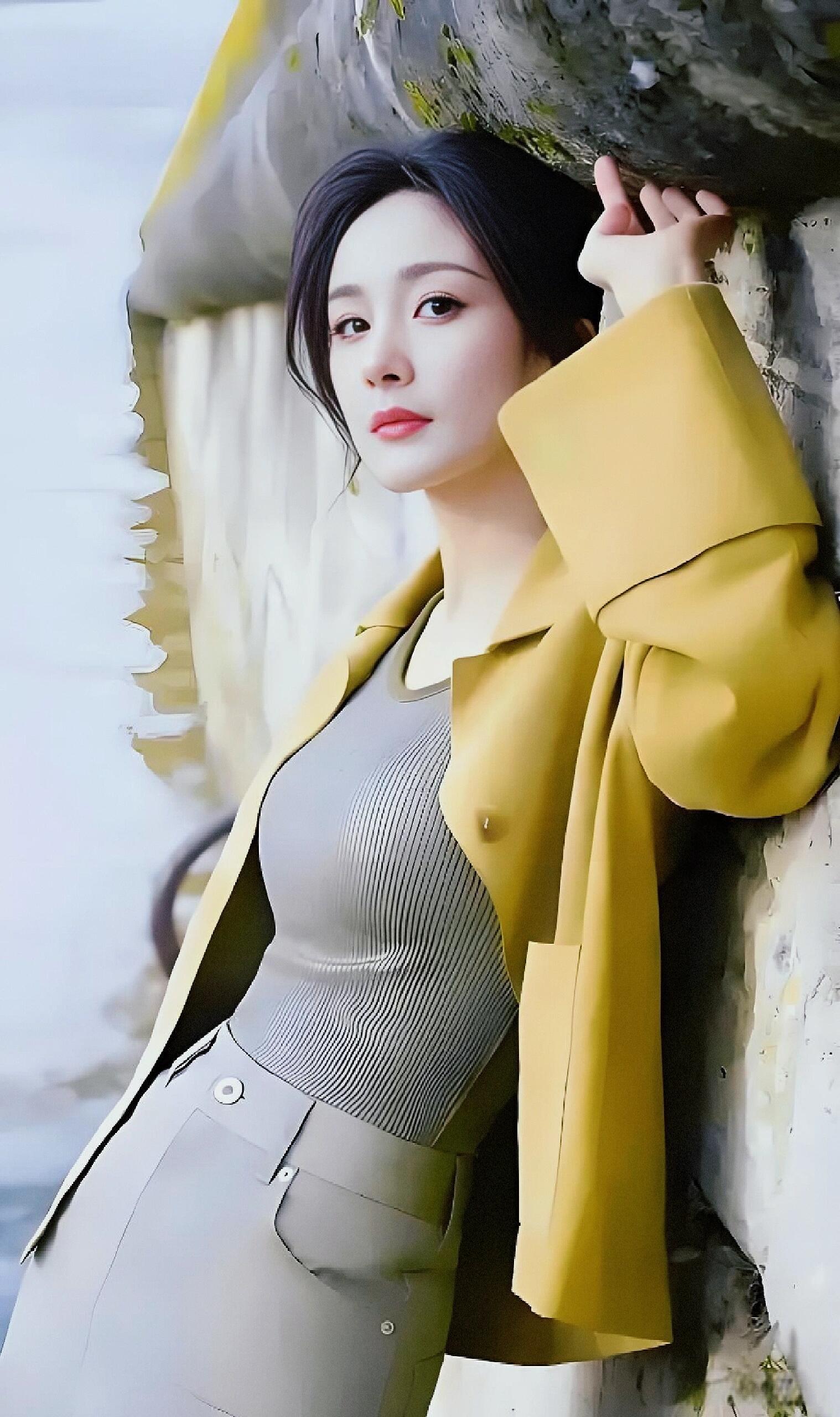 杨幂优雅现身,白色长裙飘逸,女神范儿十足