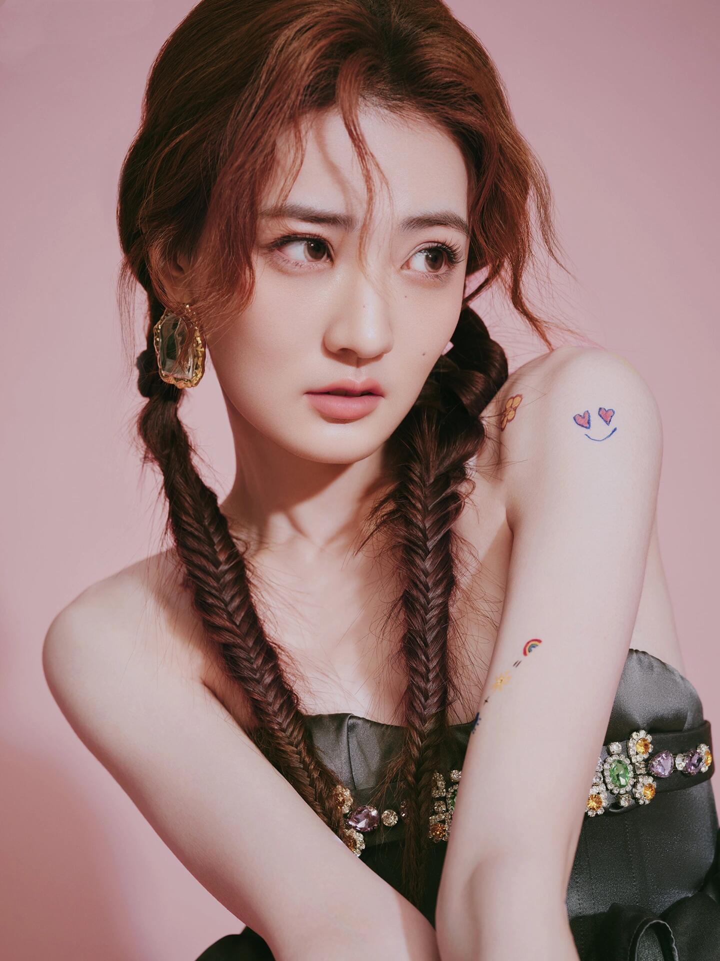 "徐璐今天扎了双马尾,还纹了个小心心在手臂上,真是活力满满的小仙女!