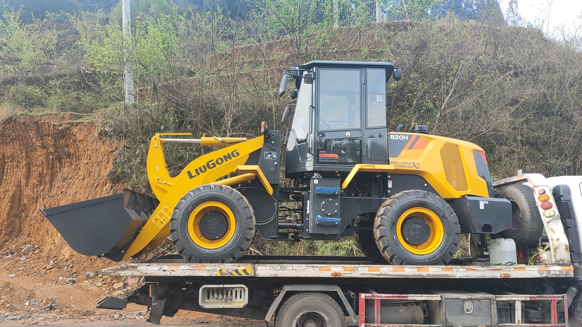 柳工820h装载机霸气登场97  99眼前这台威武的柳工820h装载机,停