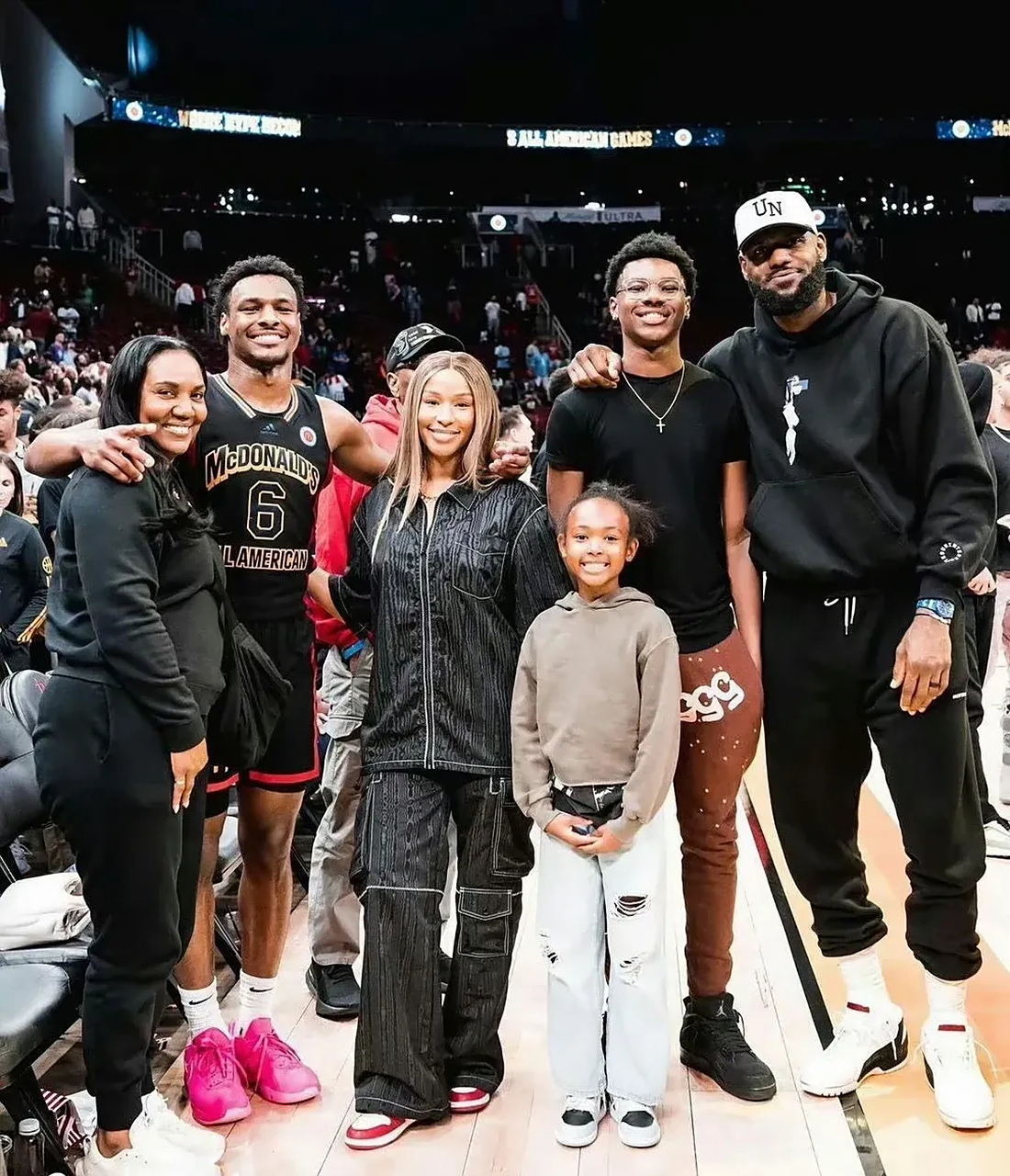 詹姆斯晒出全家福照片,两个母亲的付出造就伟大和传承!