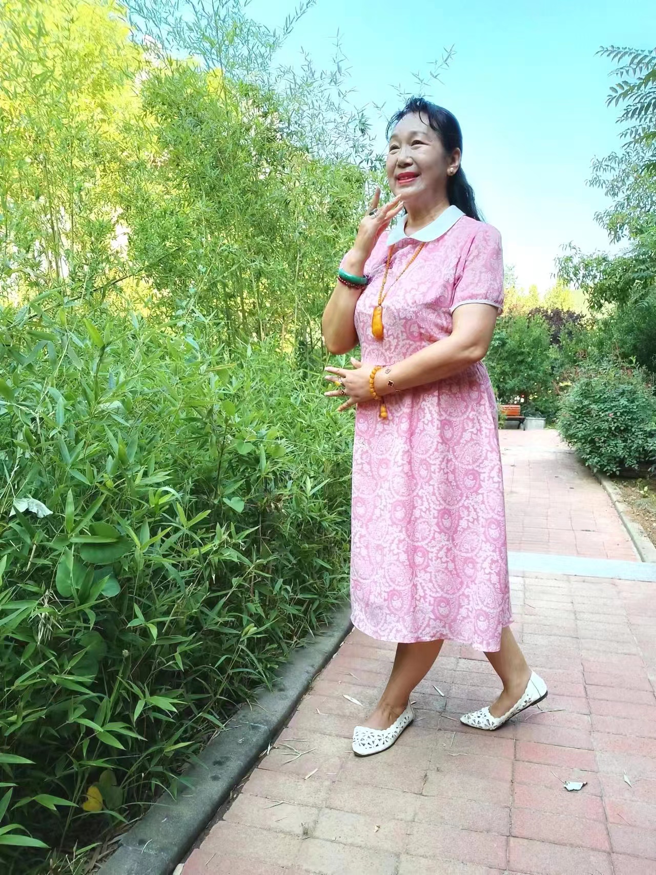 夏炎酷暑骄阳烈       蝉奏齐鸣悦耳声       高畅欢歌蜂蝶舞