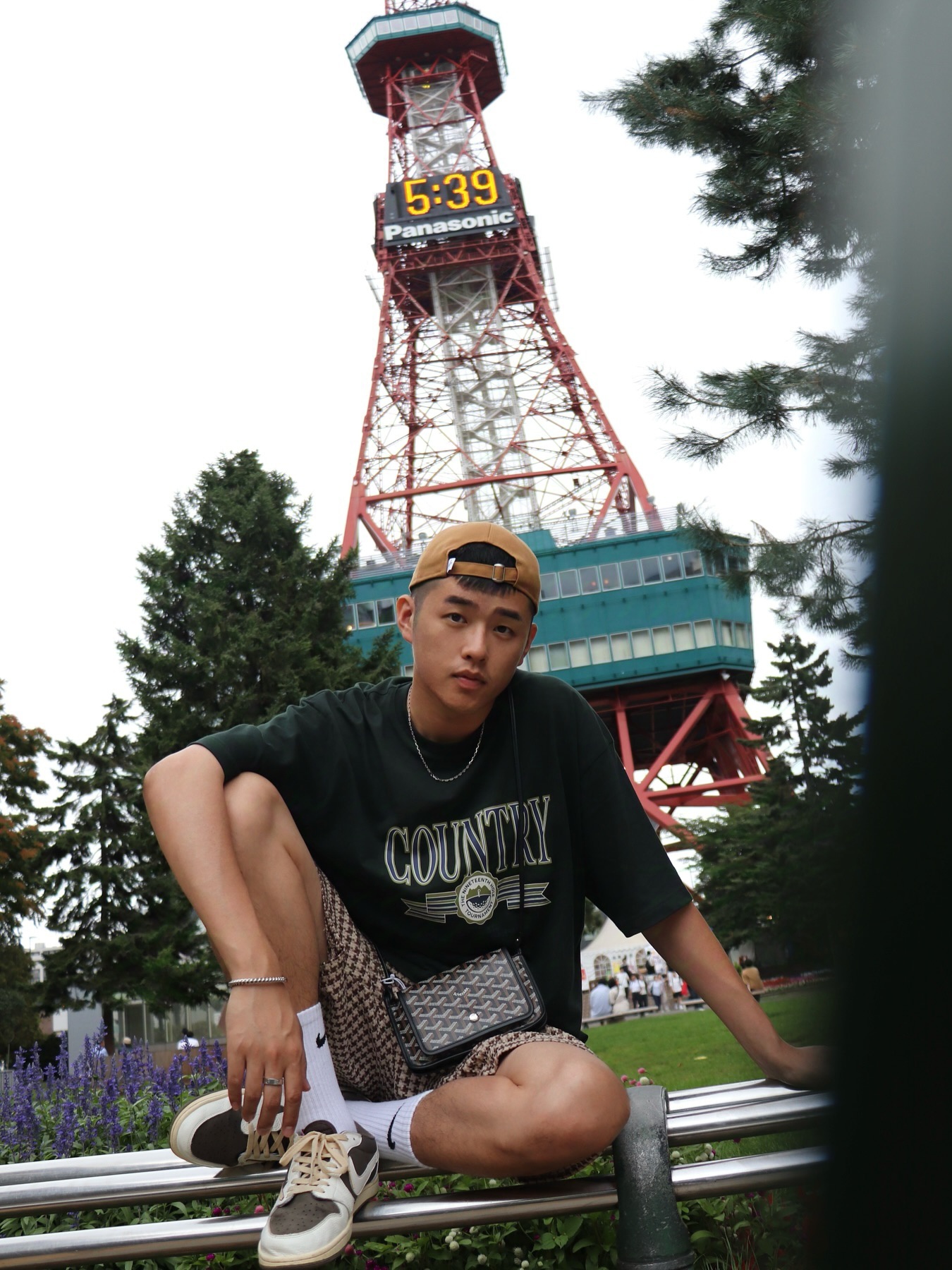 黝黑的皮肤,显得更加帅气健康 坐在长椅上,抬头望向