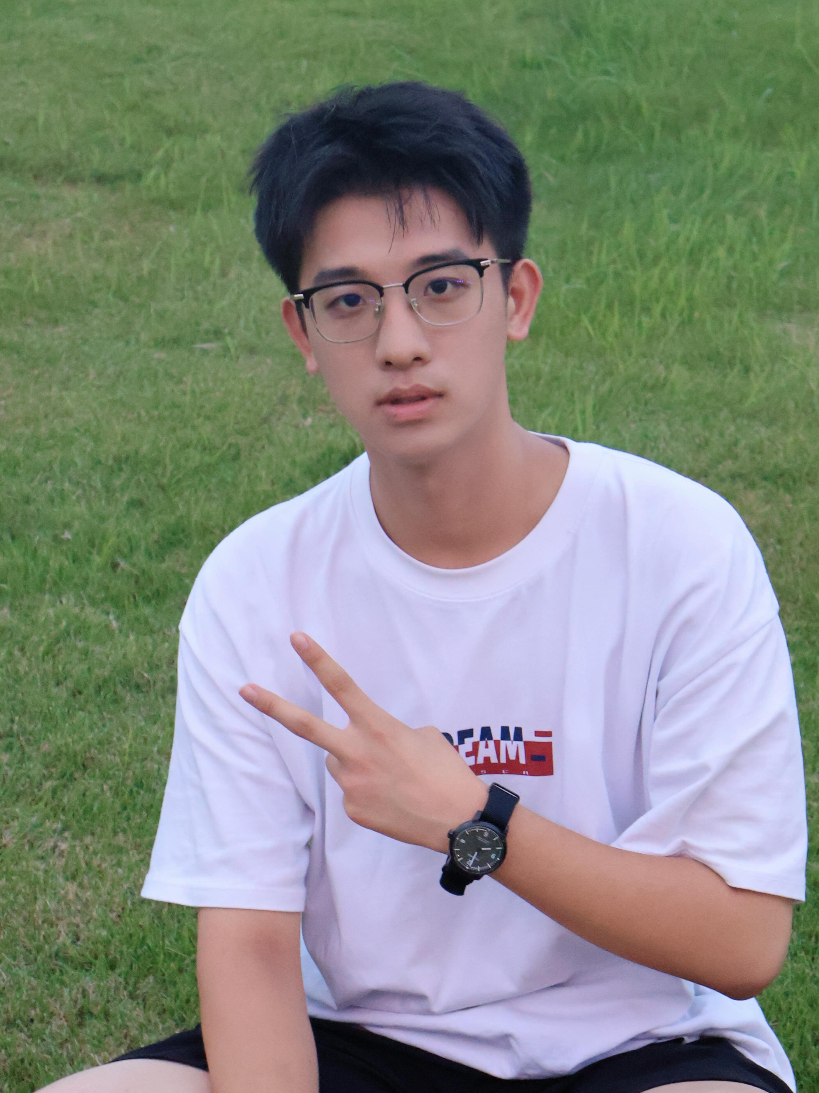 工科男,哥哥好帅哦!高颜值,穿搭简单清爽