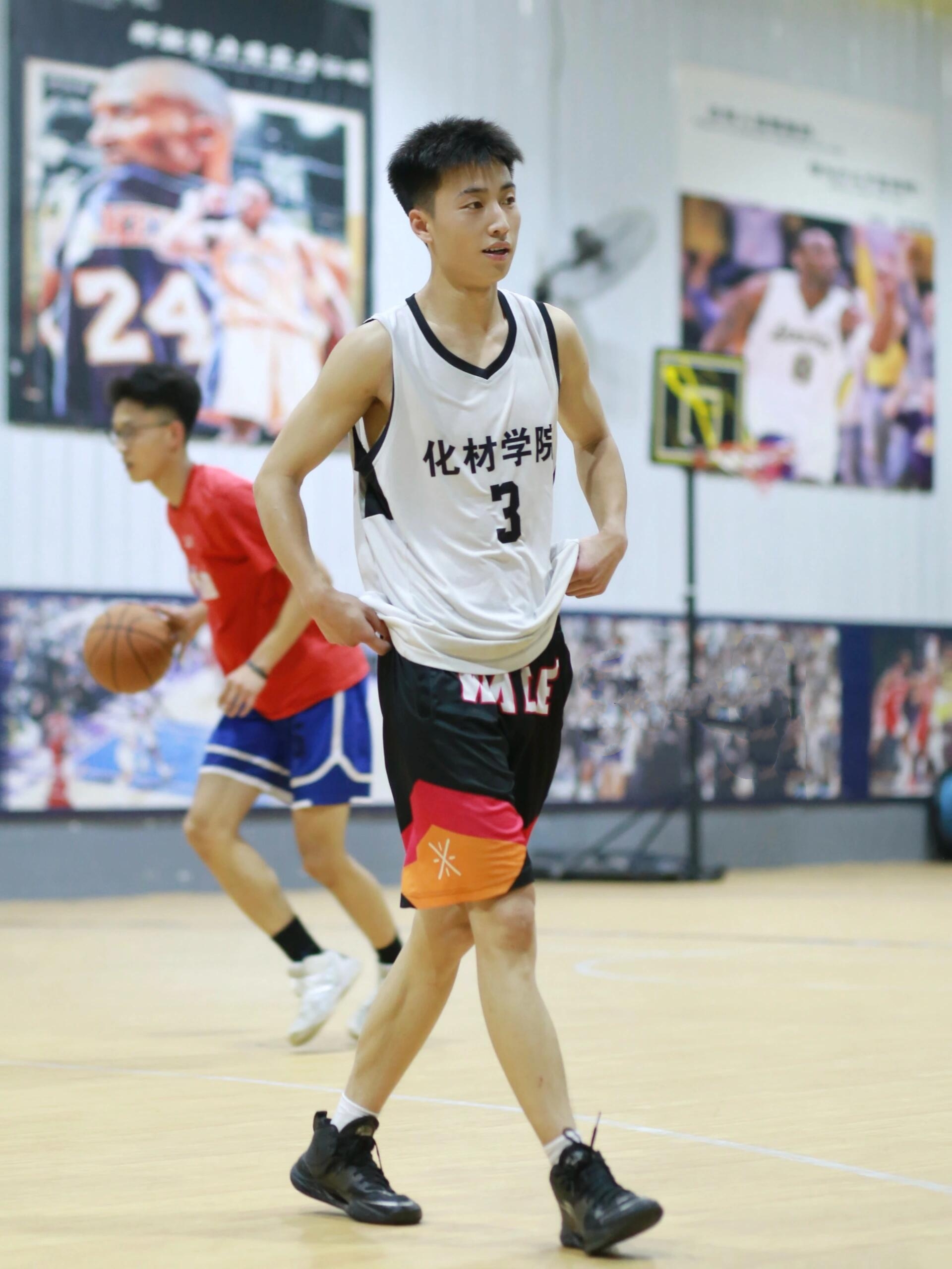打篮球照片学生体育帅哥照片正常男生16岁图片体育生黄冈中学昆明分校