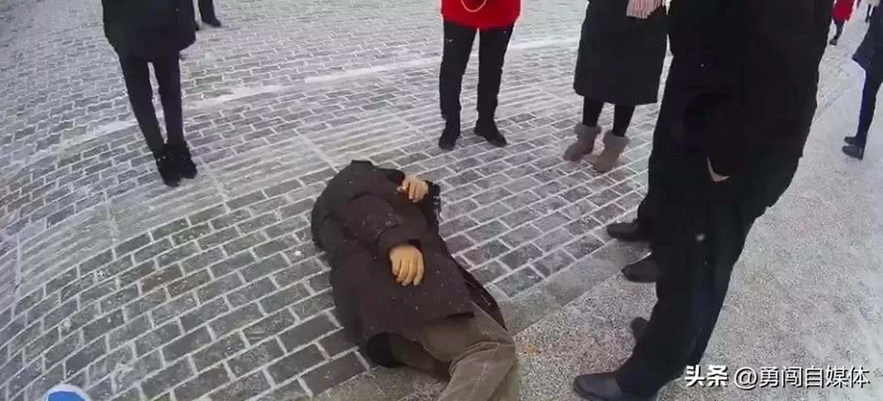 66岁老人摔倒无人扶,最终死亡,最后,众人拍照后将其送到医院,医生说