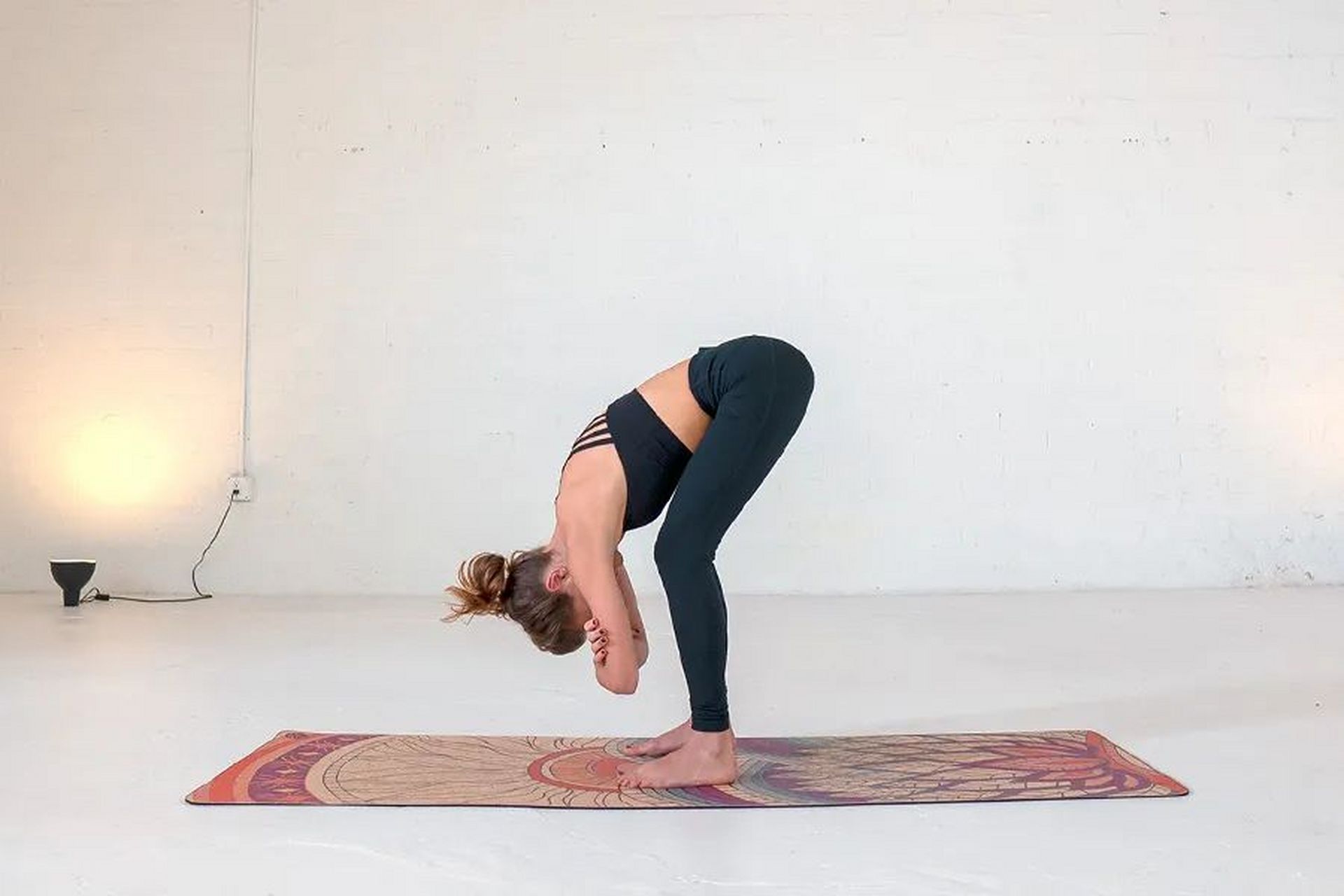 瑜伽# 坚持这套瑜伽瘦腿动作,轻松练出漫画腿!  1.