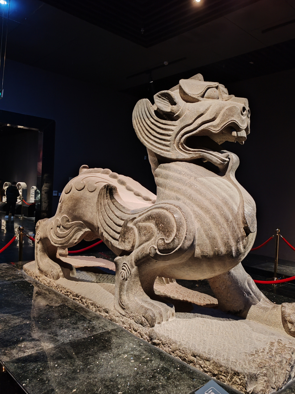 在洛阳博物馆石刻馆展出石刻艺术精品,大约70件.