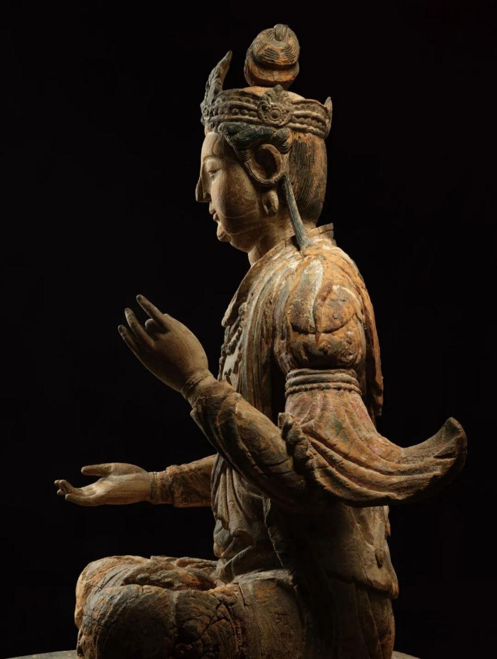 佛教文化# 辽代加彩木雕观世音菩萨坐像