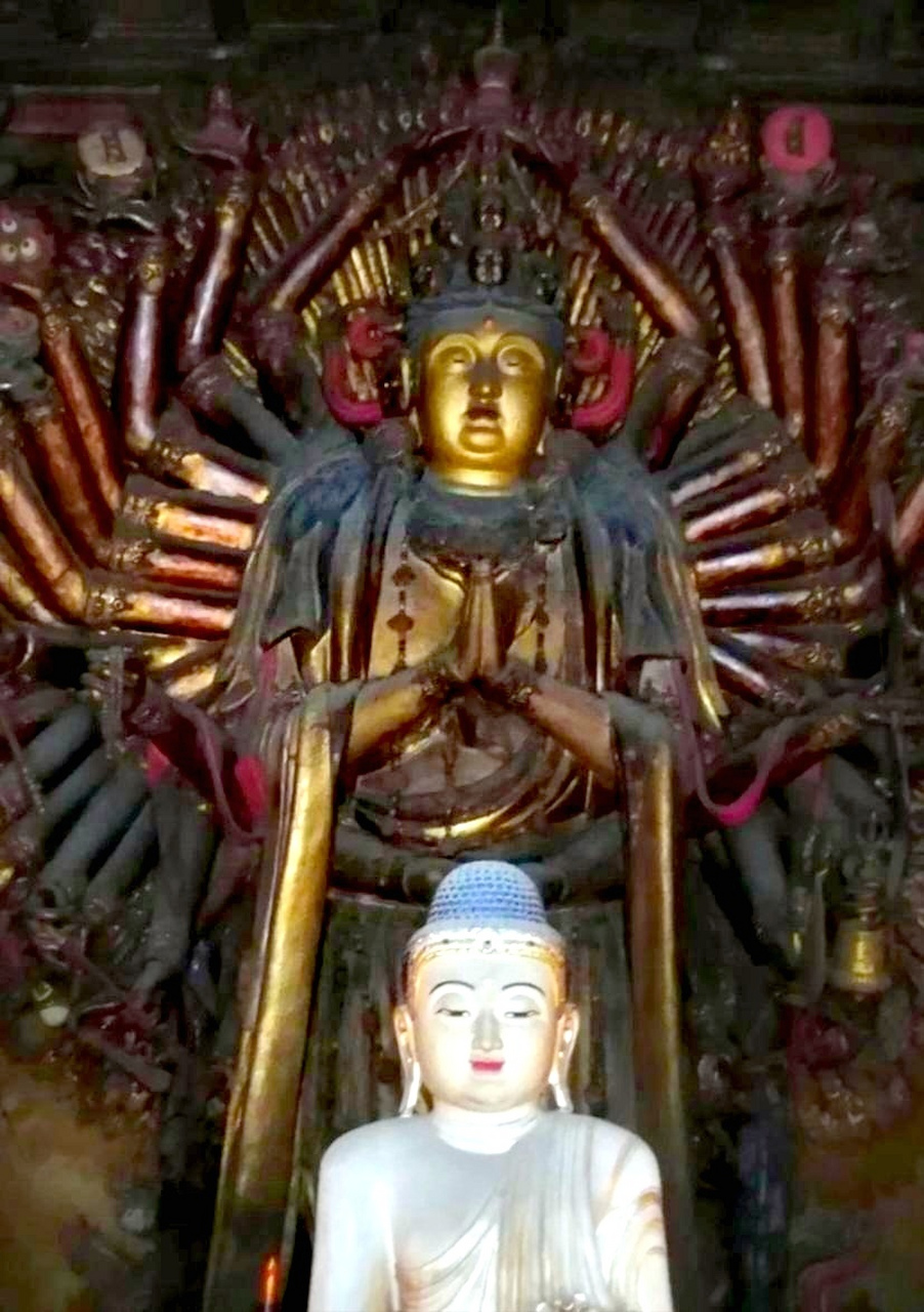 山西太原崇善寺明代大悲殿,大悲殿中央供奉千手千眼十一面观音菩萨