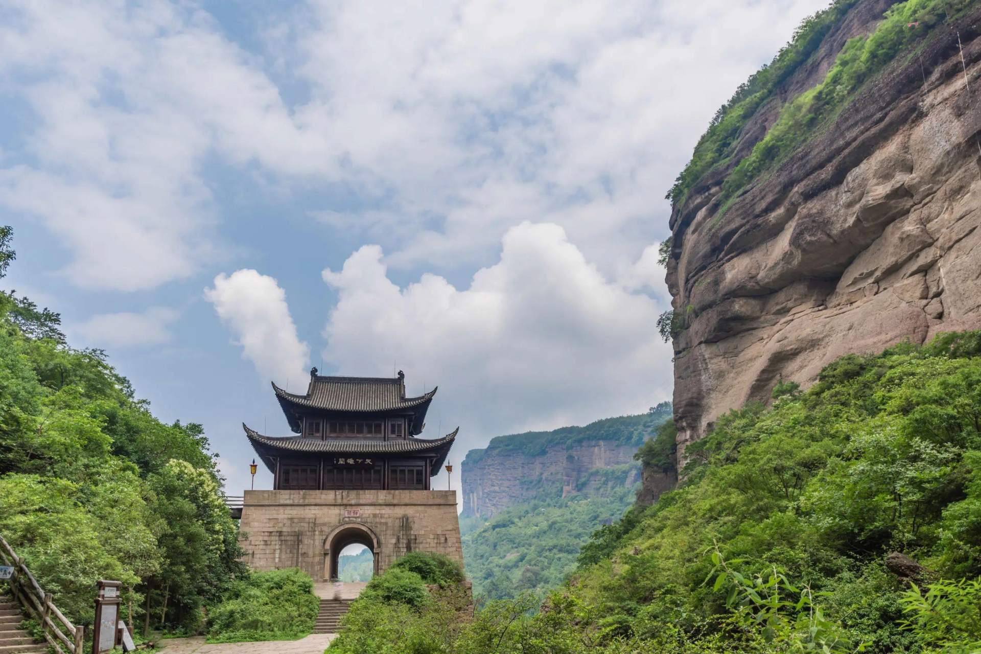 剑门关景区:位于中国四川省广元市剑阁县,是一个集自然风光和历史文化