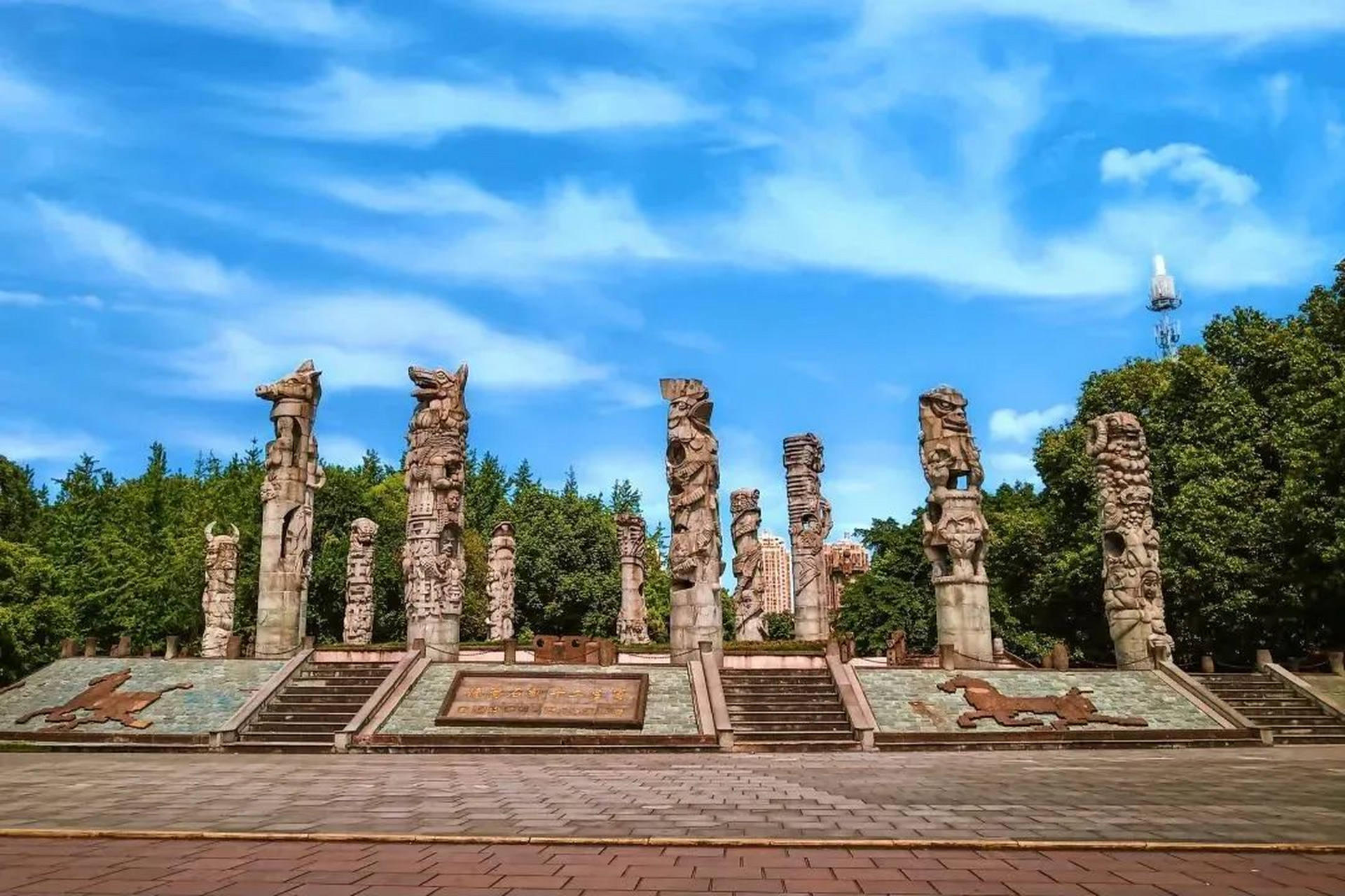 德阳石刻公园,位于中国四川省德阳市,是一个以石刻艺术为主题的城市公