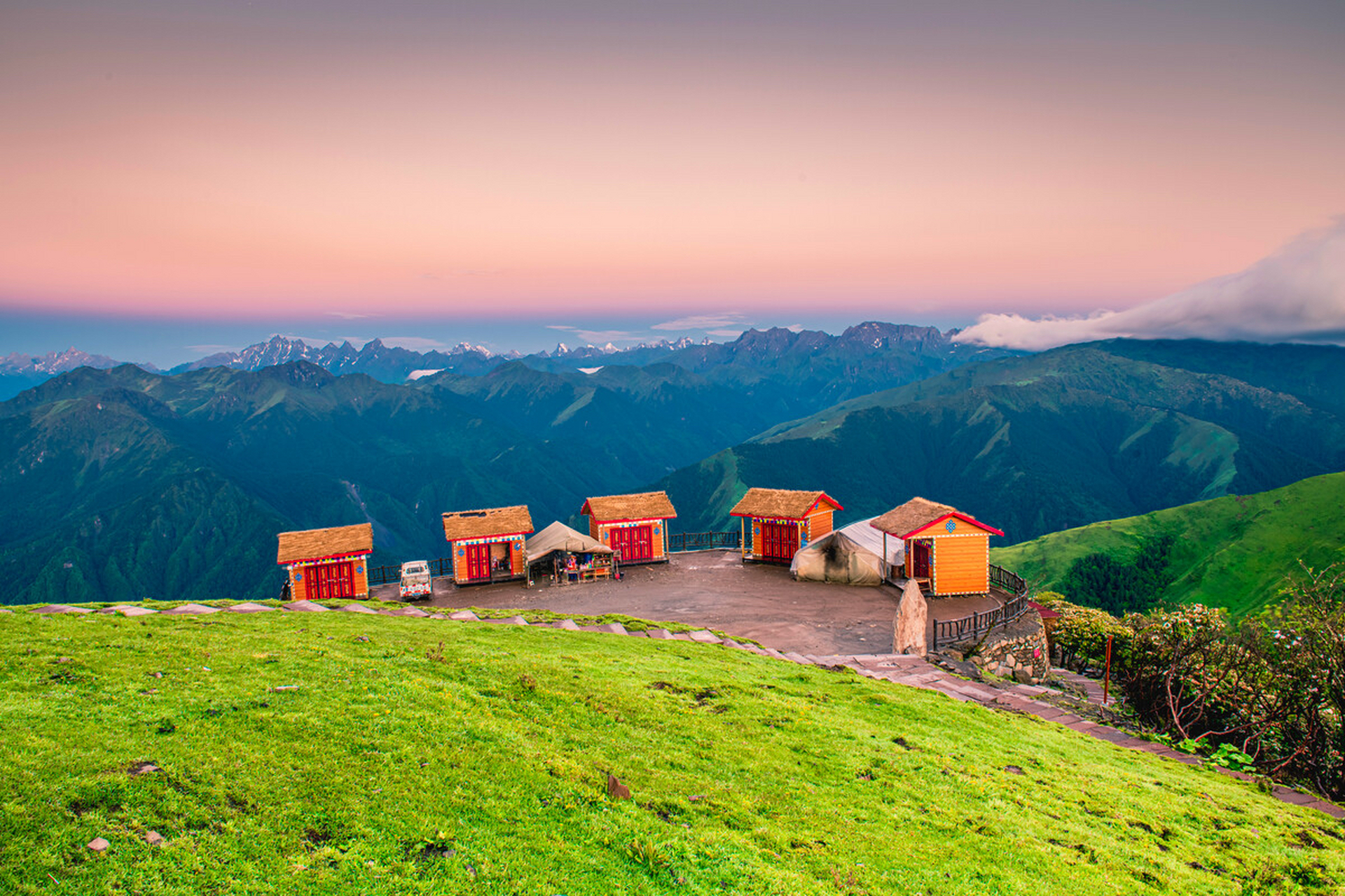 达瓦更扎景区,位于四川省雅安市宝兴县硗碛藏族乡嘎日村境内,被誉为"
