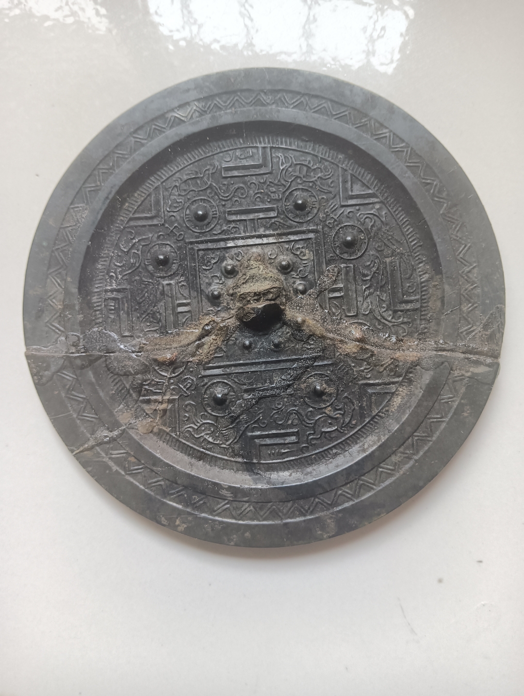 在东汉的璀璨时光里,一枚八乳规矩禽兽铜镜悄然绽放其独特魅力.
