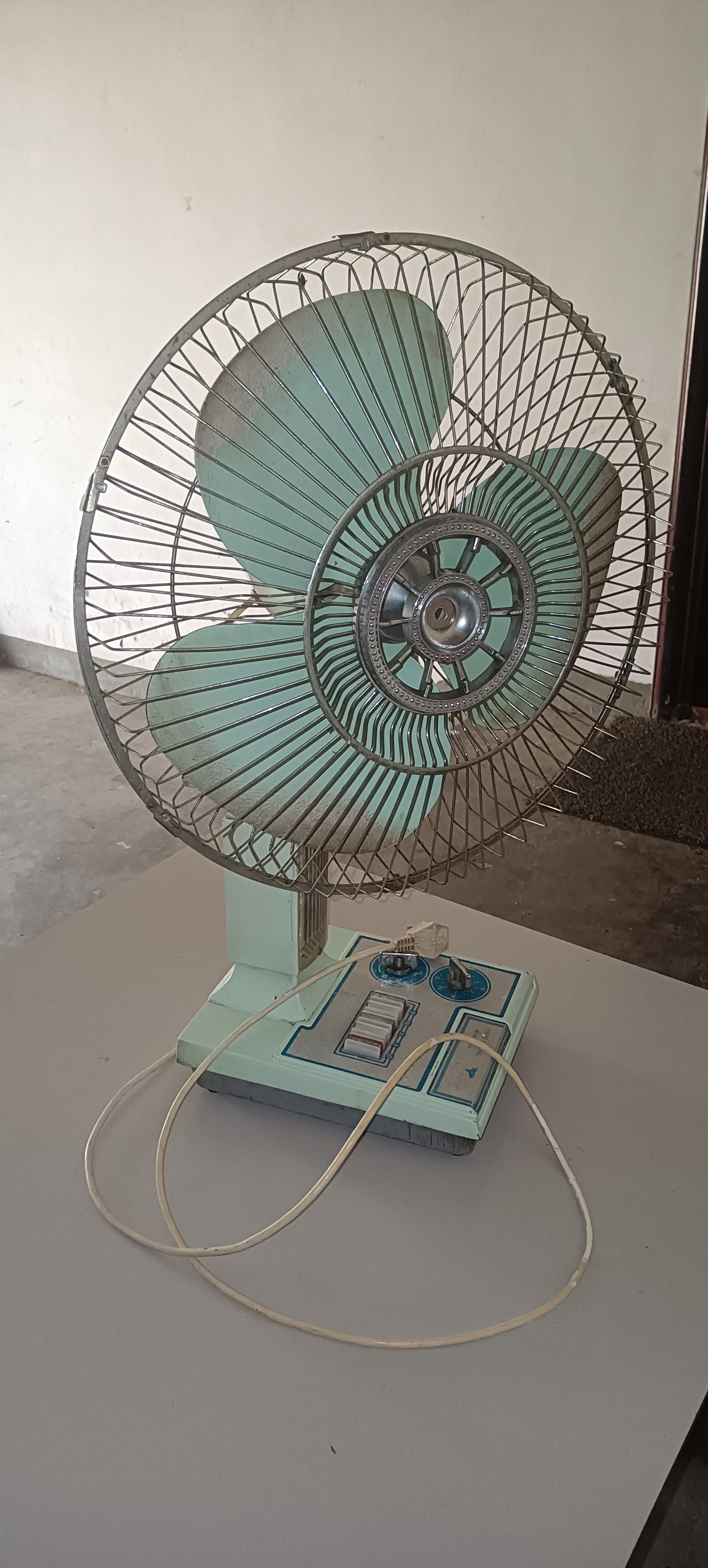 家里有台老台扇,底座风扇叶子都是铁的,拿起来很重,目测差不多有三十