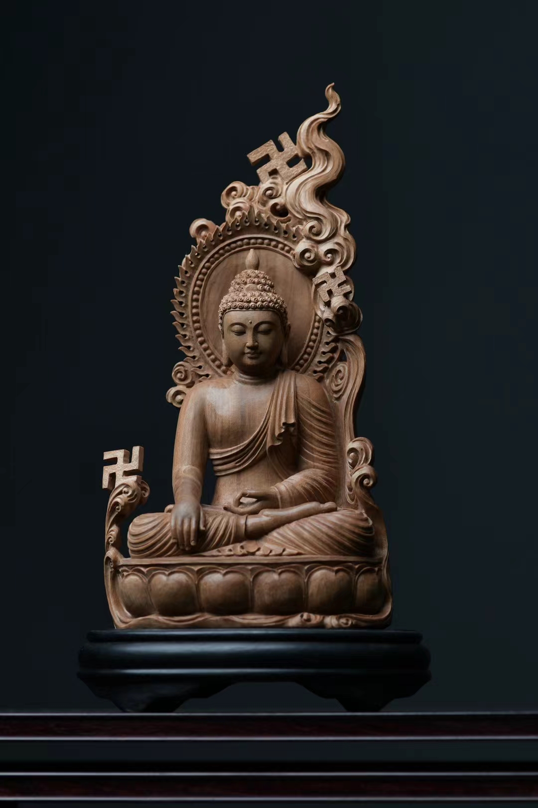 【老山檀香——释迦牟尼】   臻选醇化材质,佛肉髻高凸,正面饰有髻珠