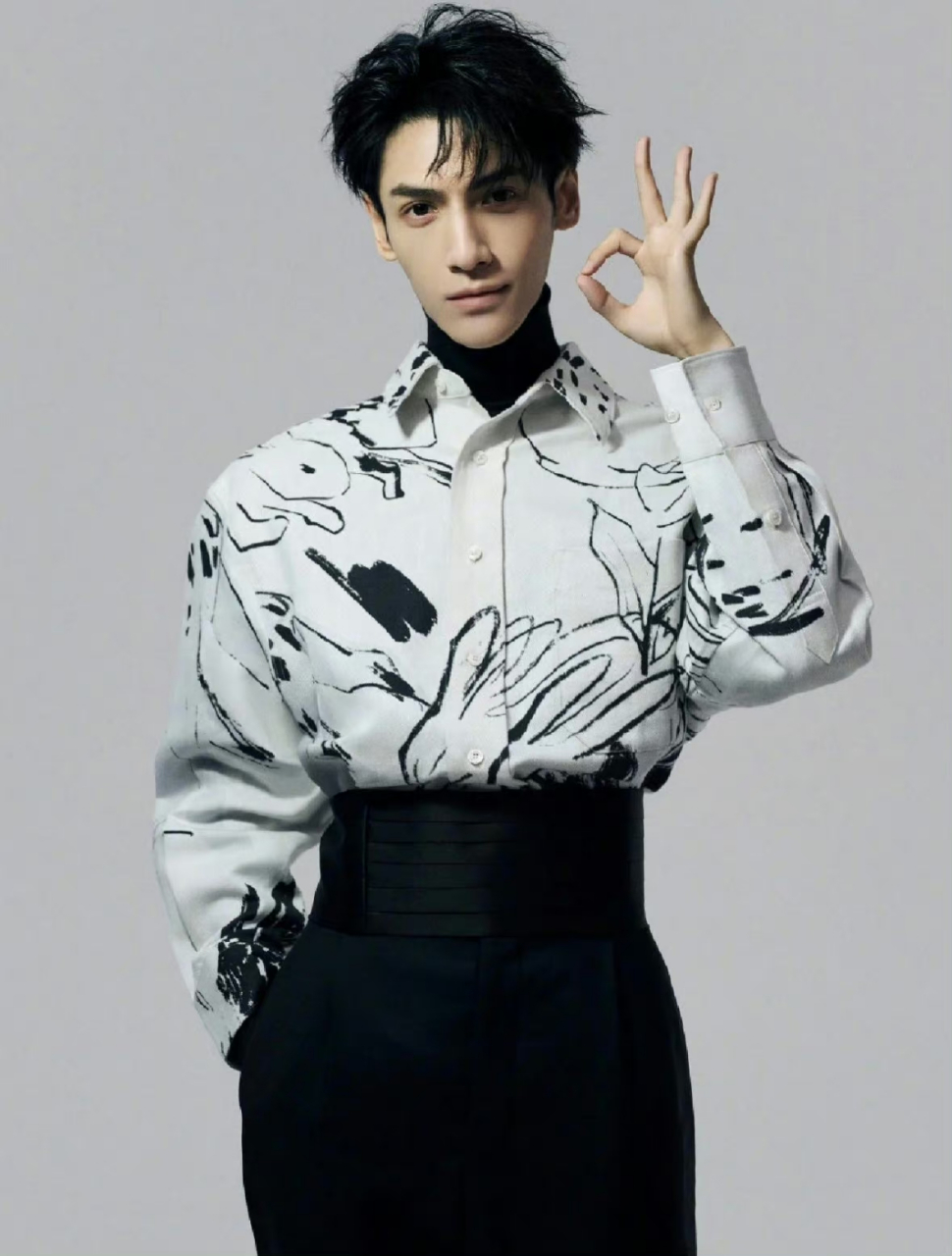 罗云熙的腰不是腰,是夺命的弯刀[滑稽] 实测才62的腰围,是谁羡慕了我