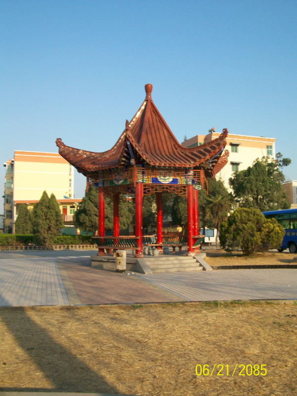 网络上好多人痛恨老师,总是希望把老师贬到最低: 1