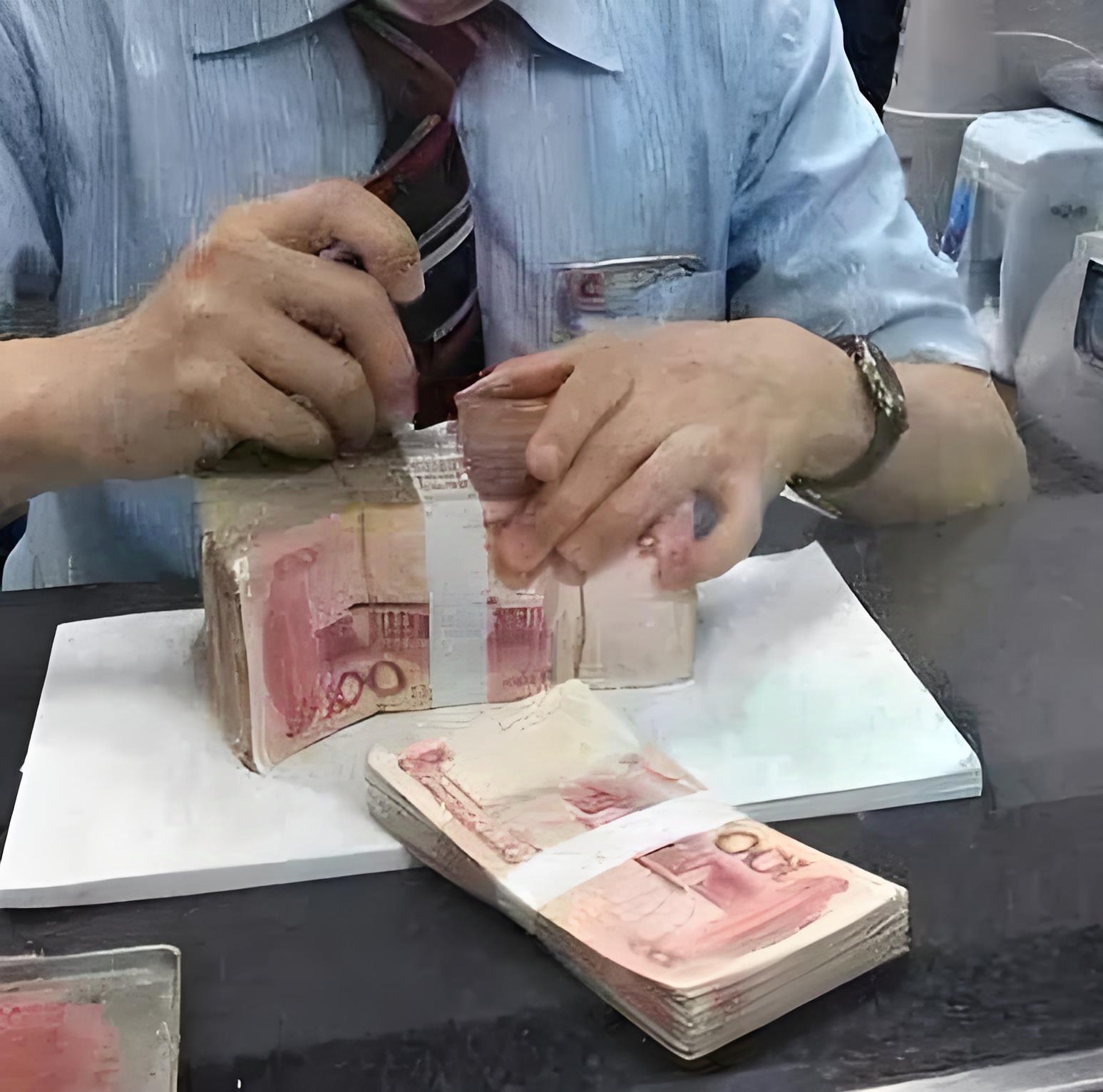 一女子拿着丈夫的银行卡去取钱,柜员让她打电话给卡主,女子联系了自己