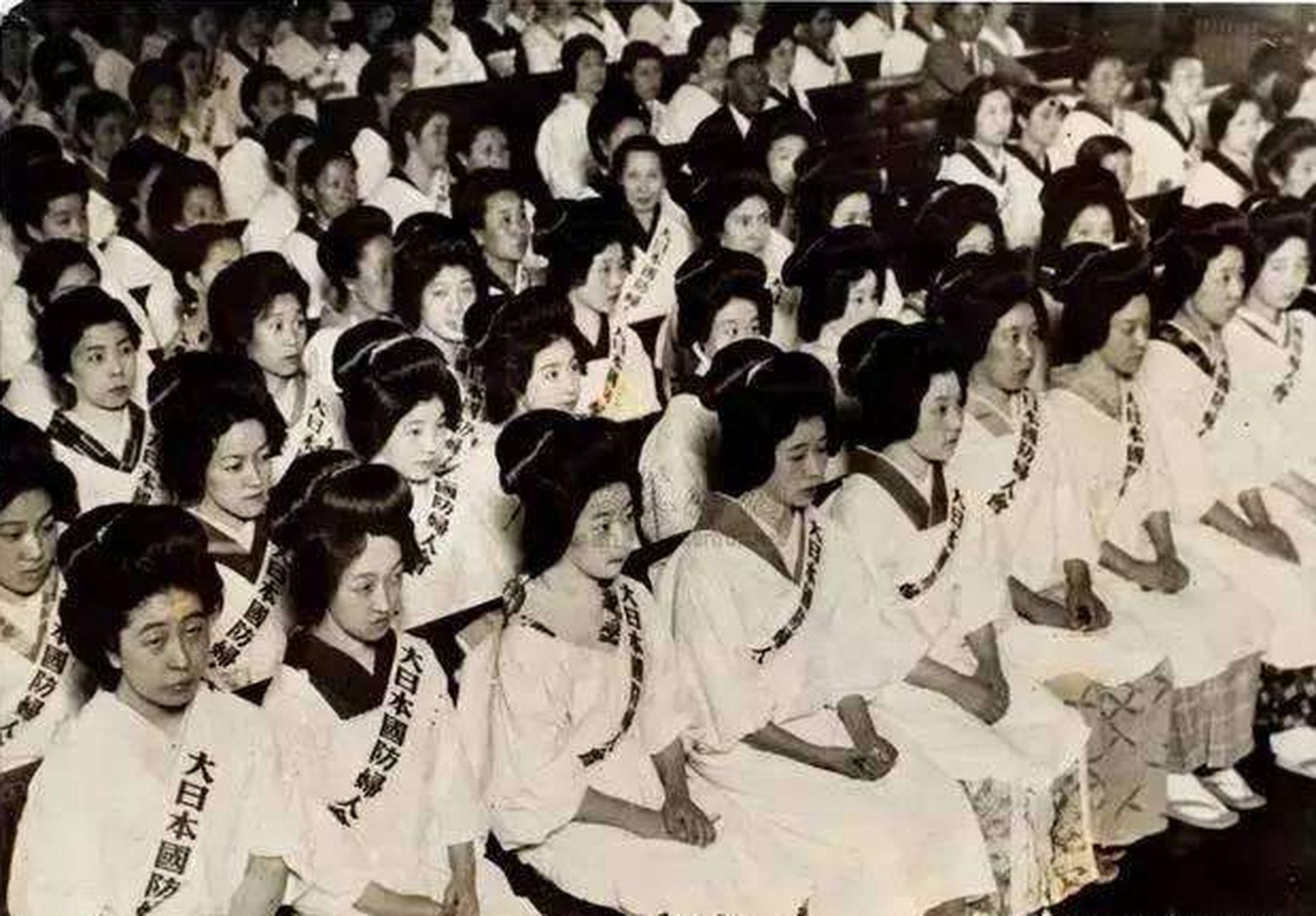 抗战时期,日本一个叫井上千代子的女人,为了激励侵华的丈夫无后顾之忧