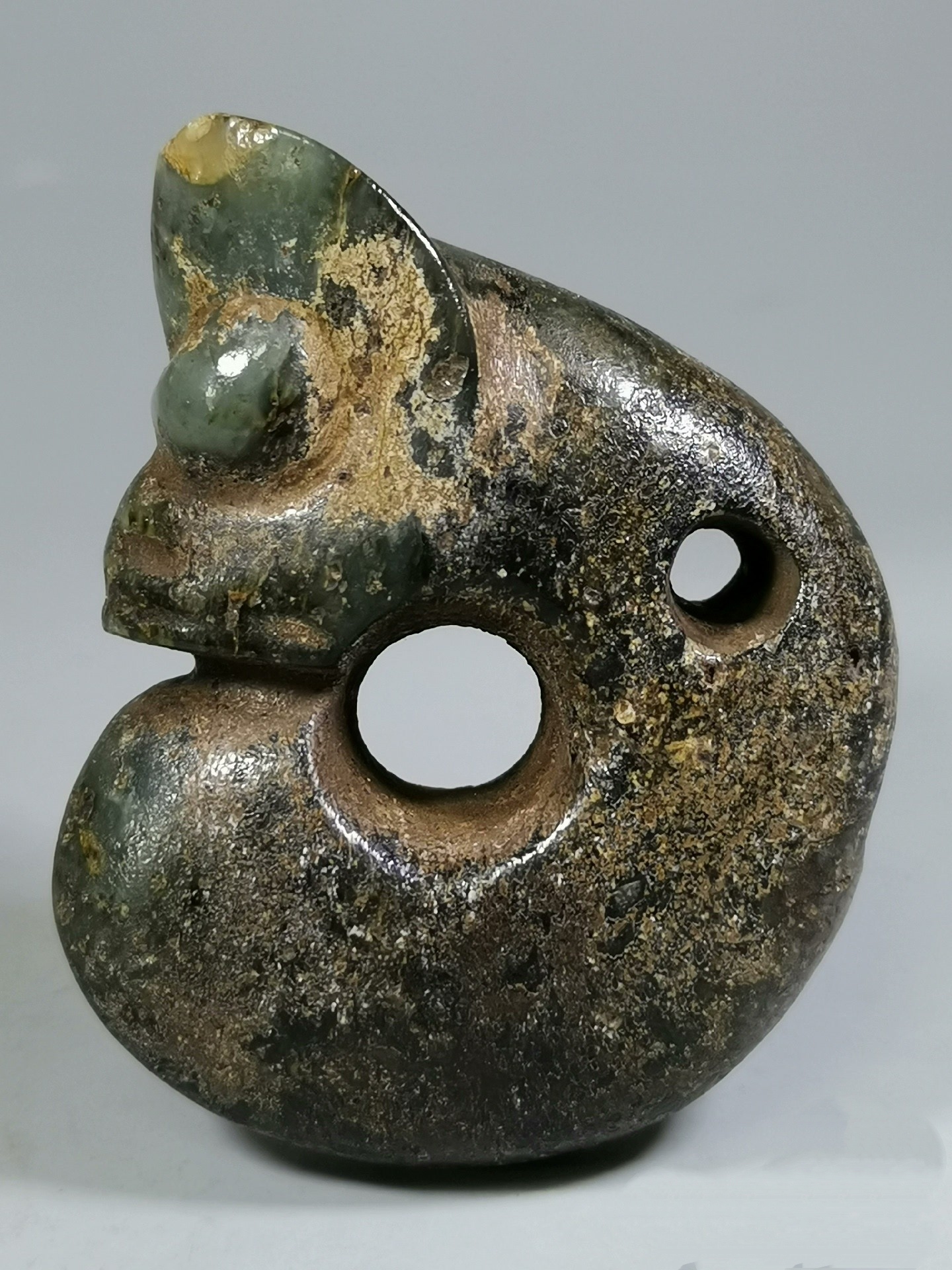 红山玉猪龙,局部碱皮壳包浆浑厚自然,玉质细腻油性好