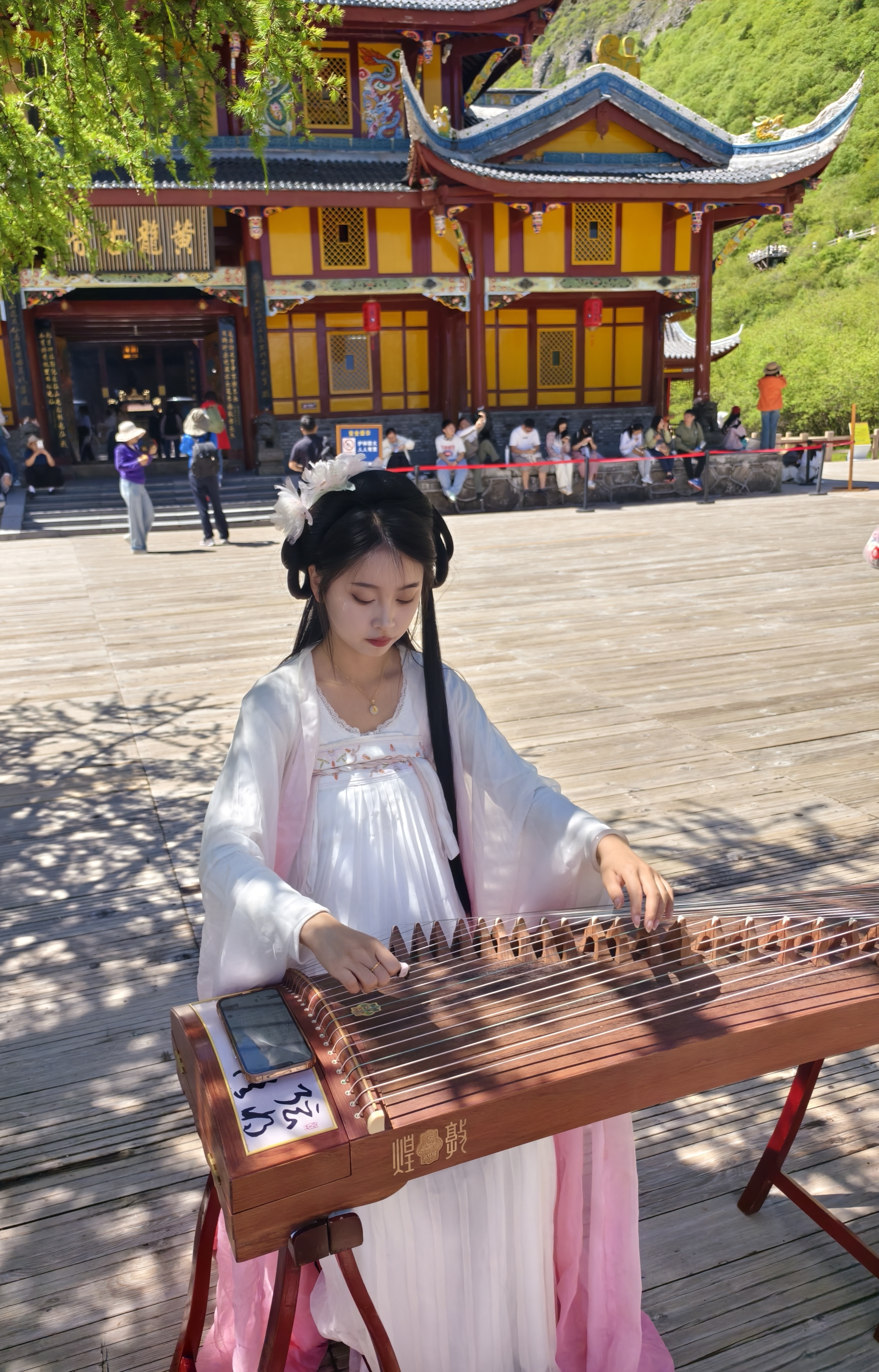 —南木子 古寺门前弹古筝, 清纯少女挺认真