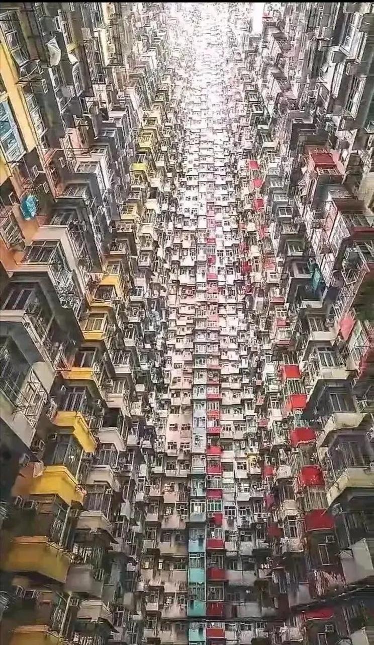 香港是一个贫富差距非常大的地方,有钱人非常有钱,穷人连劏房(非常小