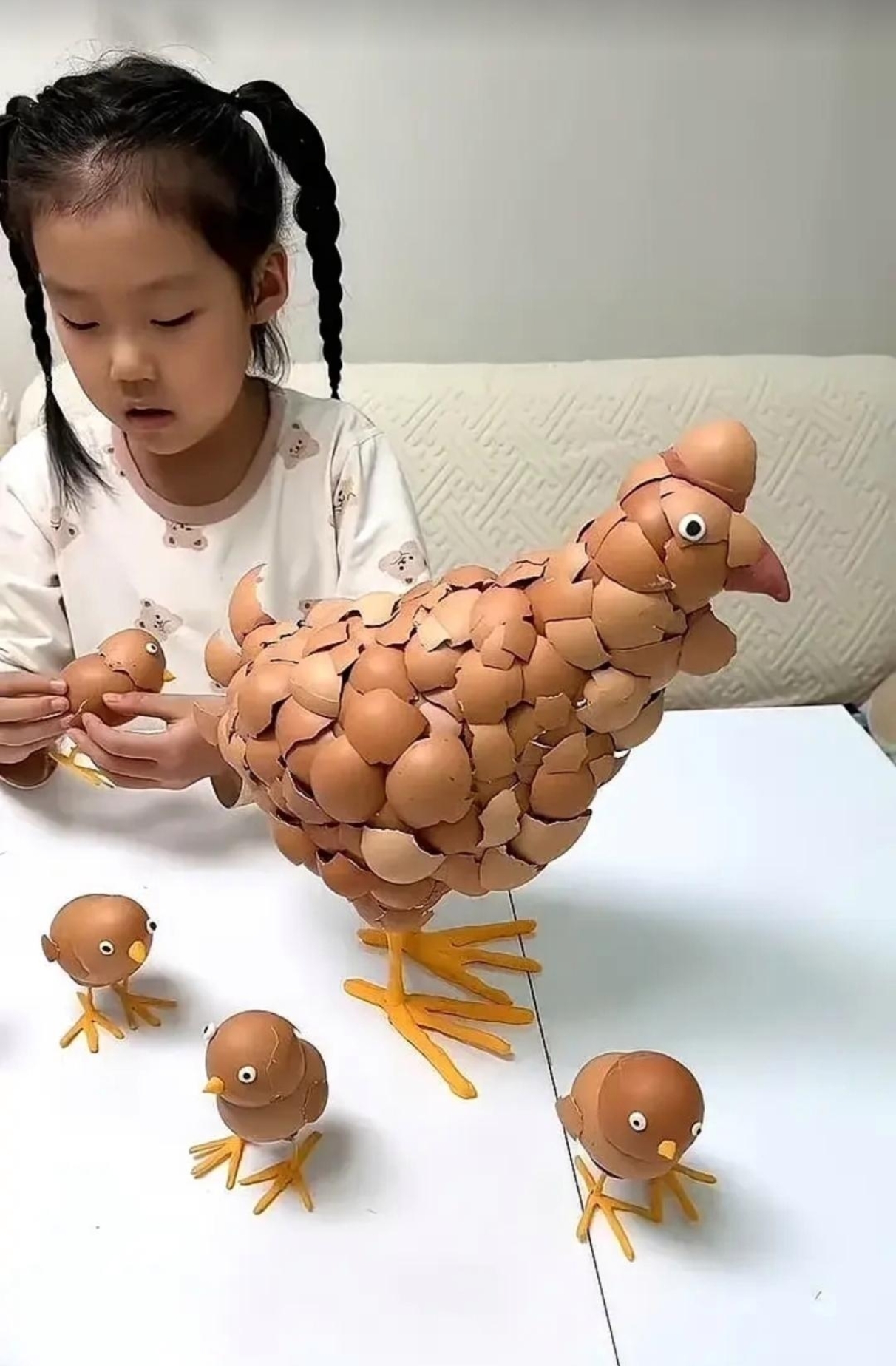 "天才少女,这得吃多少个鸡蛋,才能把一片片蛋壳做成一个完整的鸡造型