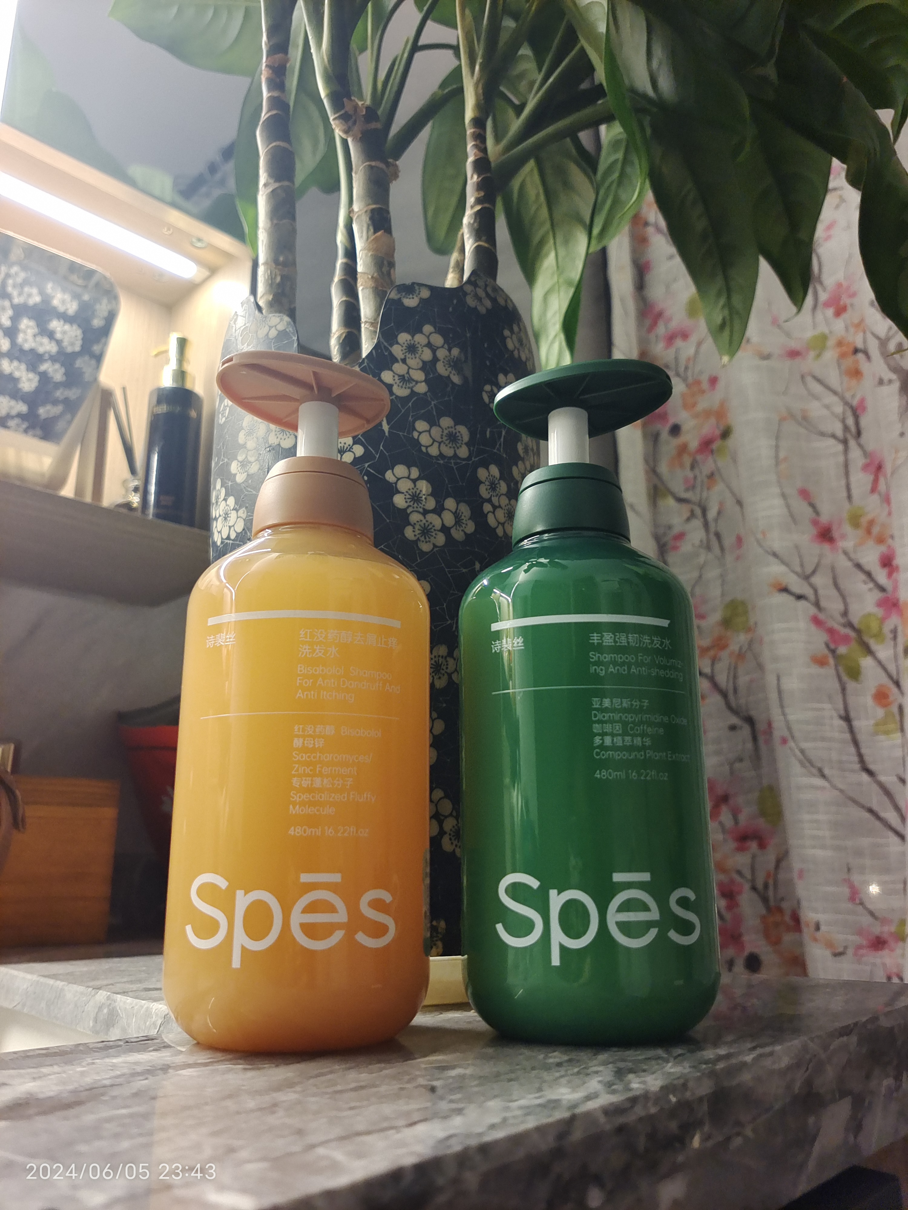 刚买的两瓶洗发液,像两朵雨后的小蘑菇.