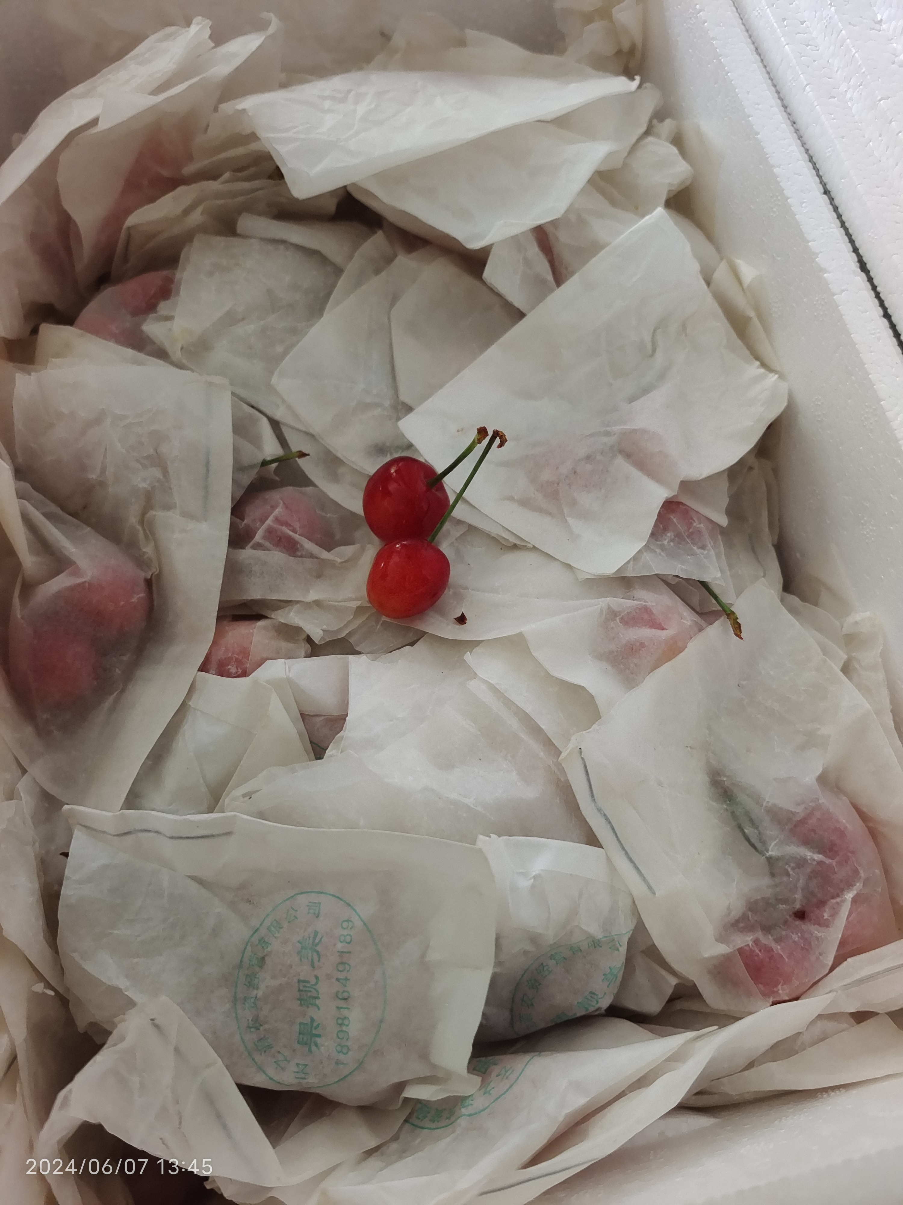 朋友送了一箱樱桃,第一次见这样的包装,拆完了后光纸袋就半箱子,不过