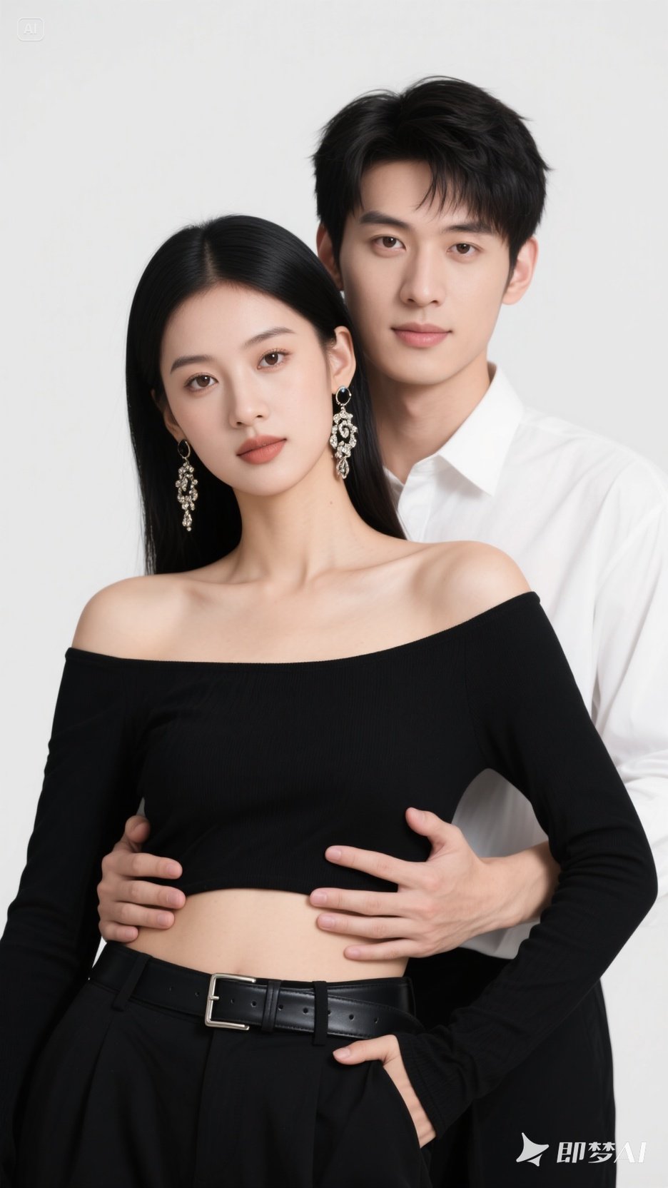 年轻女子黑发垂落,华丽耳饰与黑露肩装,皮裤相衬,神秘又迷人