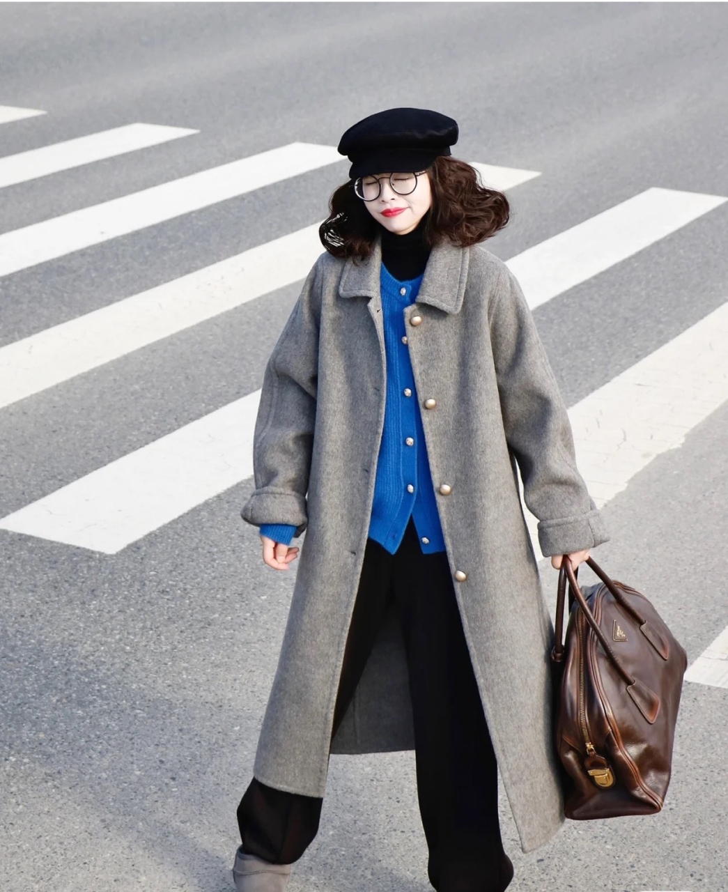 超模身材# 大衣姐的风范,灰色大衣,黑色帽帽,配上眼镜,更是美丽.