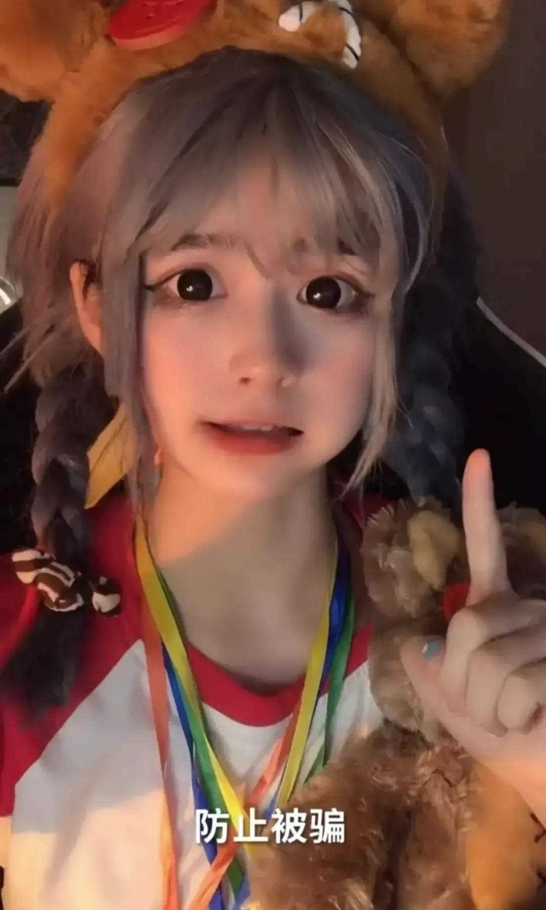 人间清醒杨安妮,一个在抖音,快手都拥有千万粉丝的00后,一个为了自己