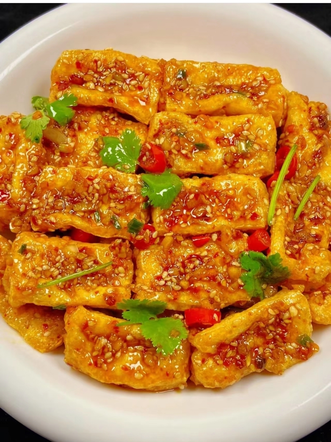 香辣脆皮豆腐是一道美味可口的家常菜,其特点是外皮酥脆,内里嫩滑