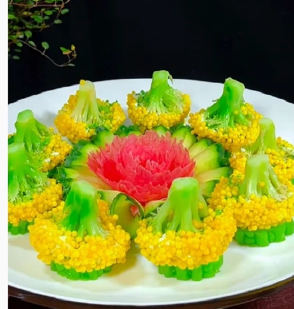 它以新鲜西兰花为主料,搭配香脆的米粒.