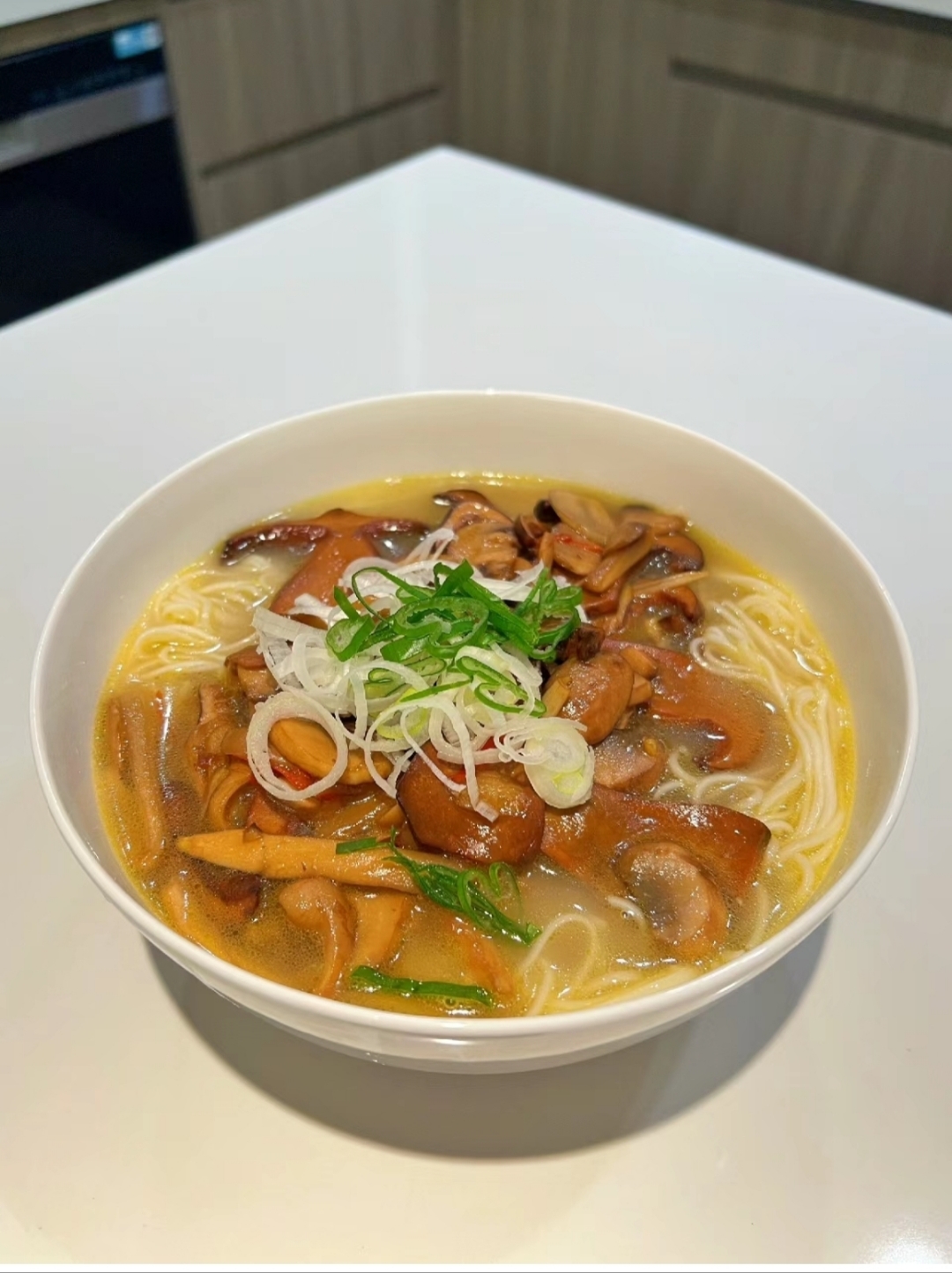 菌菇鸡汤面是一道营养丰富,鲜香美味的面食.