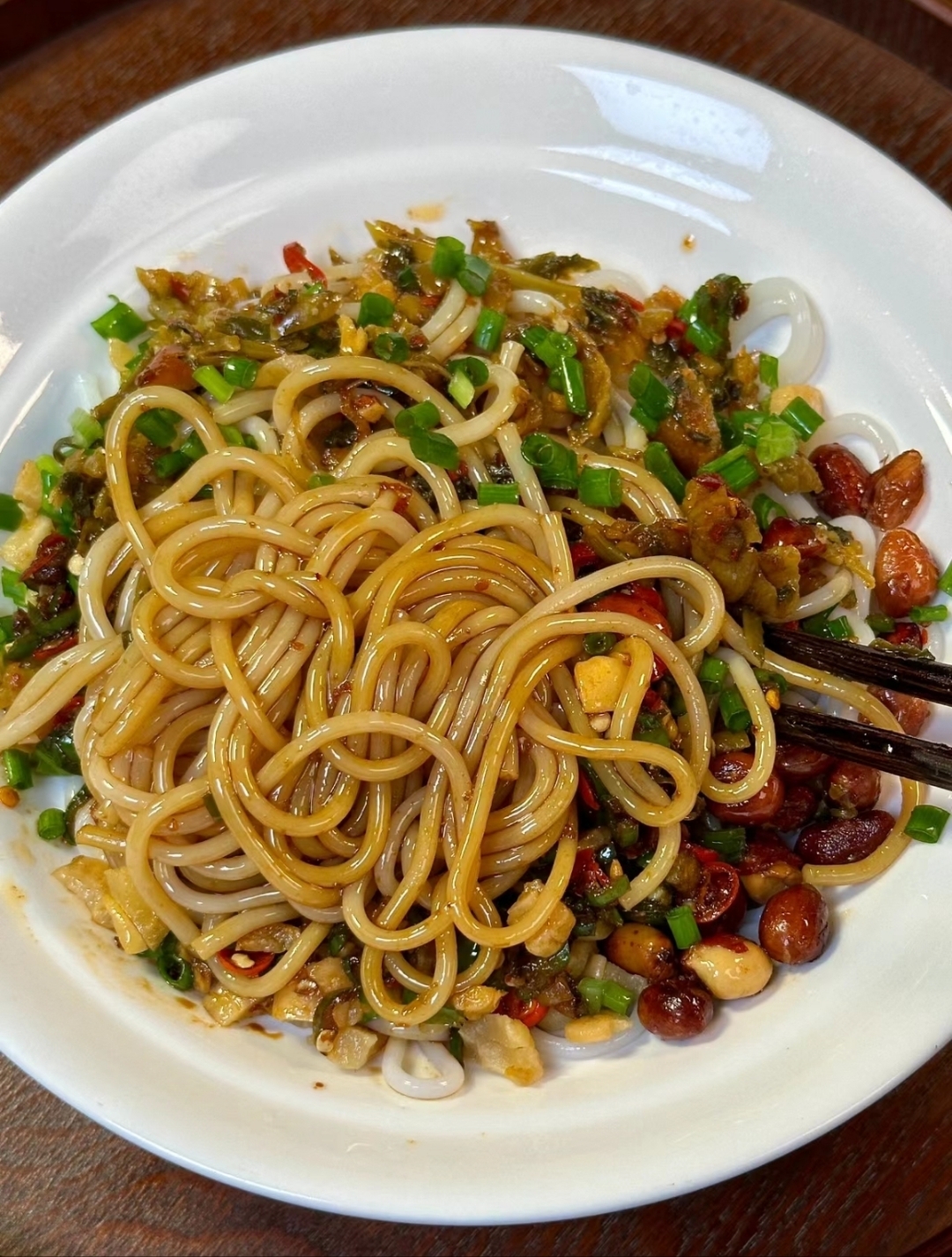 米粉q弹爽滑,拌以酱料,剁椒,花生米等调料.