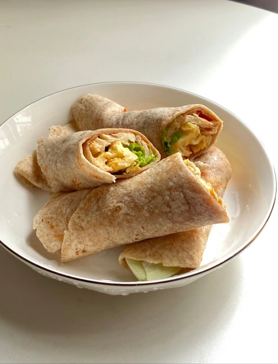 它以荞麦面饼为基础,荞麦富含膳食纤维和多种营养成分,具有低脂肪