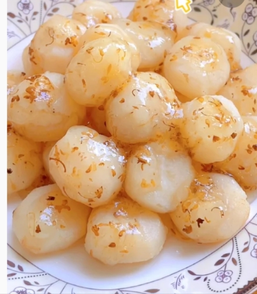 桂花马蹄是一道传统的中式甜品,主要食材有荸荠,蜂蜜,干桂花.