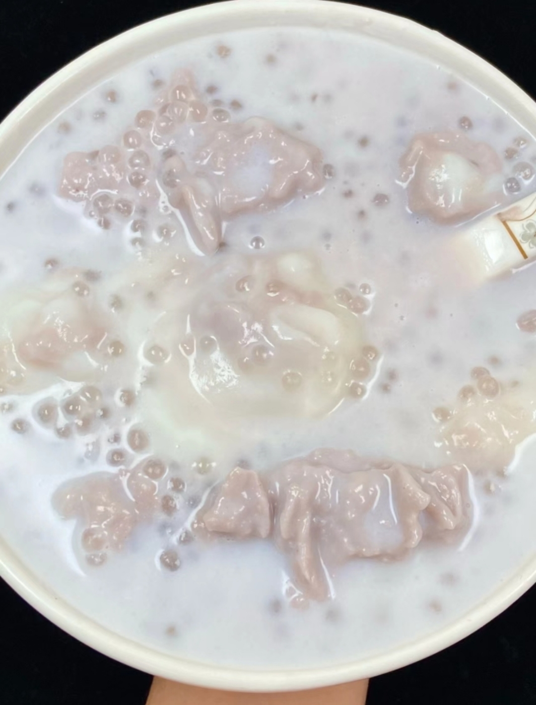 以香芋打底,煮好的西米露晶莹剔透,麻薯软糯 q 弹.再倒入浓郁椰汁.