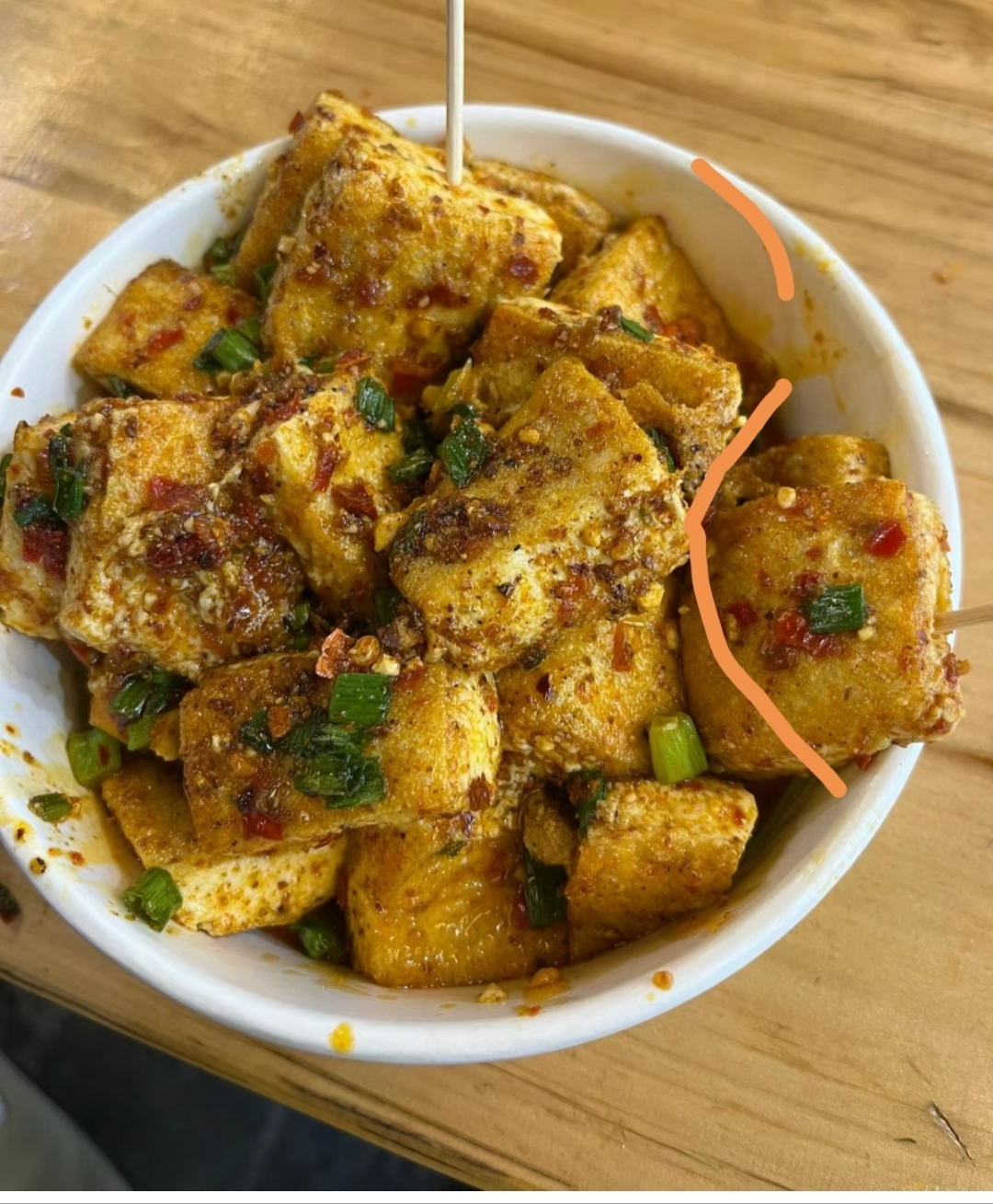 包浆豆腐是一道特色小吃.外表金黄酥脆,内里嫩如豆花.