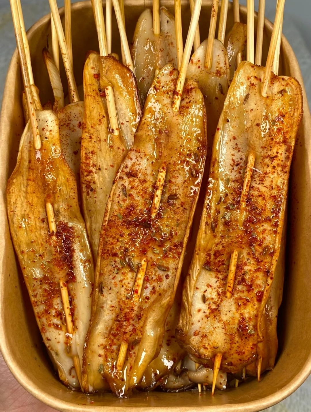 杏鲍菇切成块状,用竹签串起.经精心烤制,外表金黄微焦.