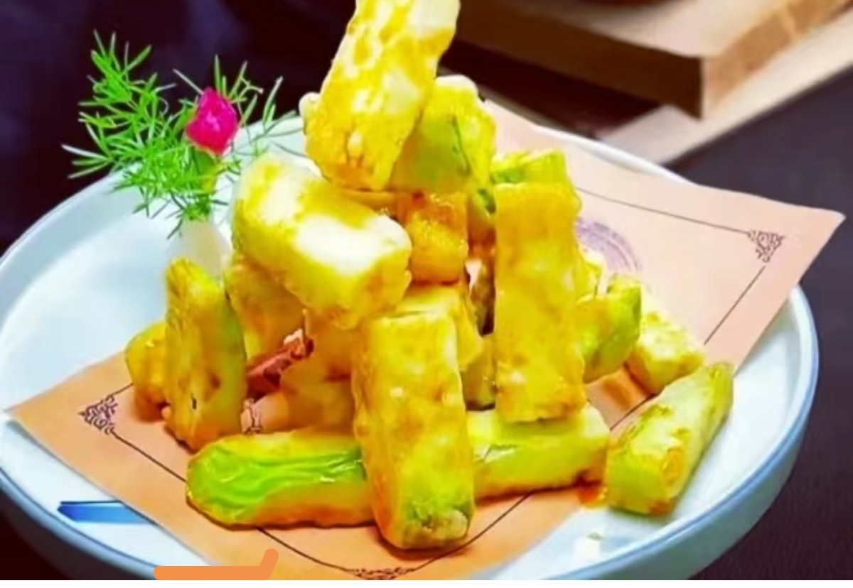 脆皮茄子*  材料:冰川茄子480克,鼓油,白砂糖,番茄沙司,素蚝油做法