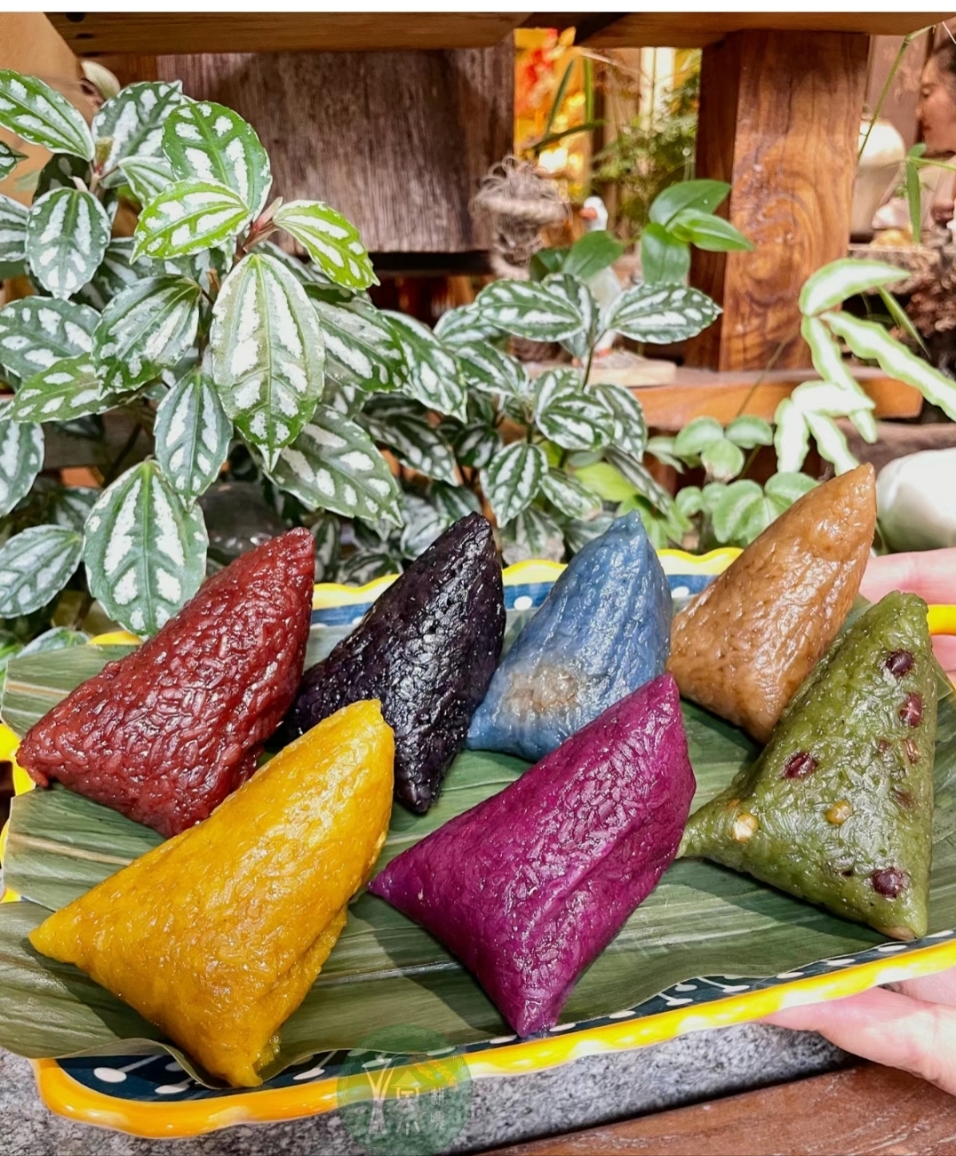 云南七彩粽子是将花米饭和粽子创新结合的彩色粽子,有七种颜色,分别