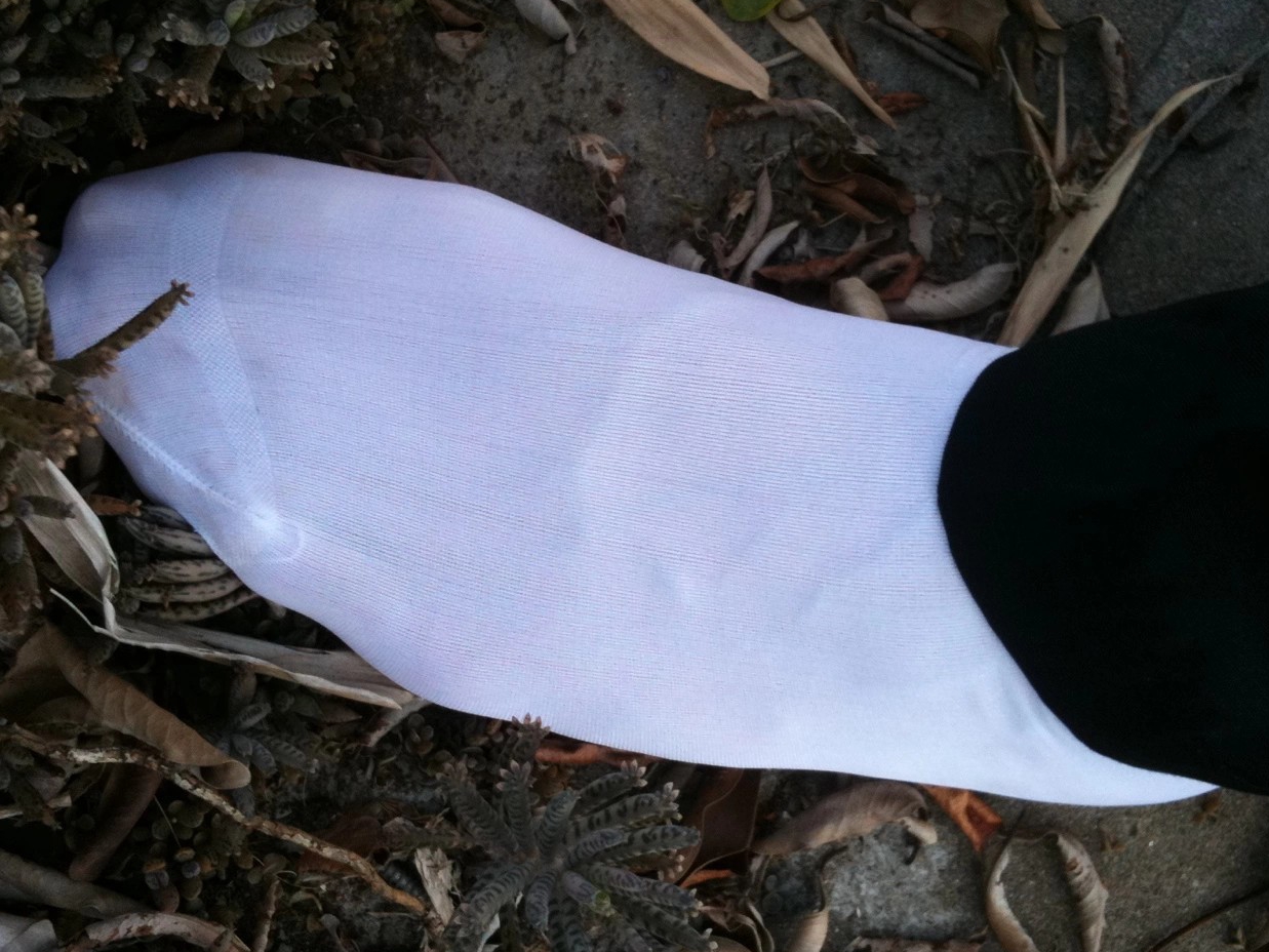 其实不只是女性有白丝袜,也有男士白丝袜的,比如这款稻草人牌子的就是