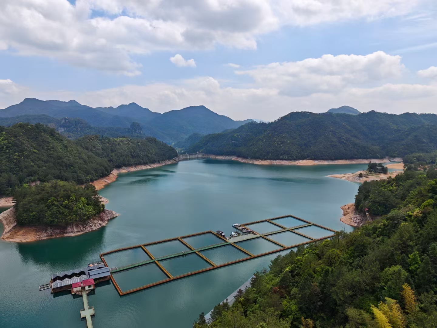 最高峰香炉峰海拔一千四百五十九米,有三十六洞,政和洞宫山景区地图