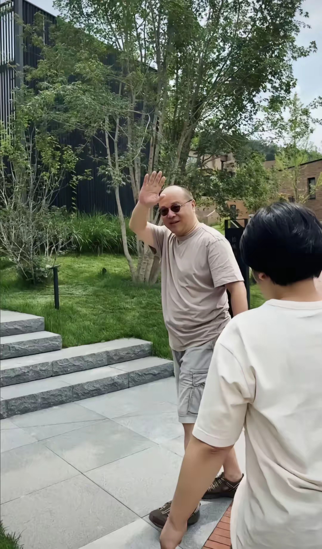 窦唯最近被网友偶遇他剪了头发整个人看起来清爽很多没有留长发的